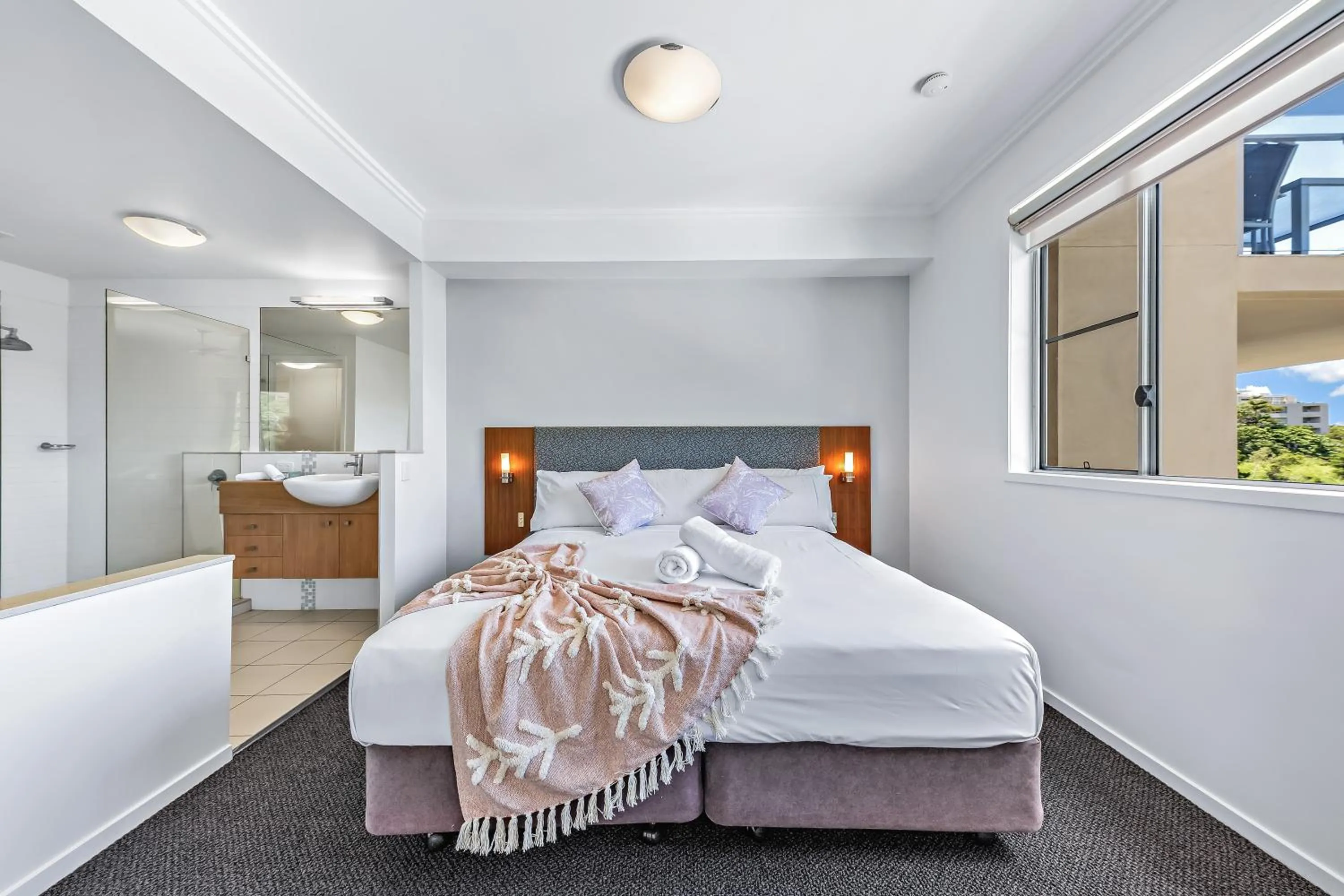 Bed in Airlie Summit Apartments