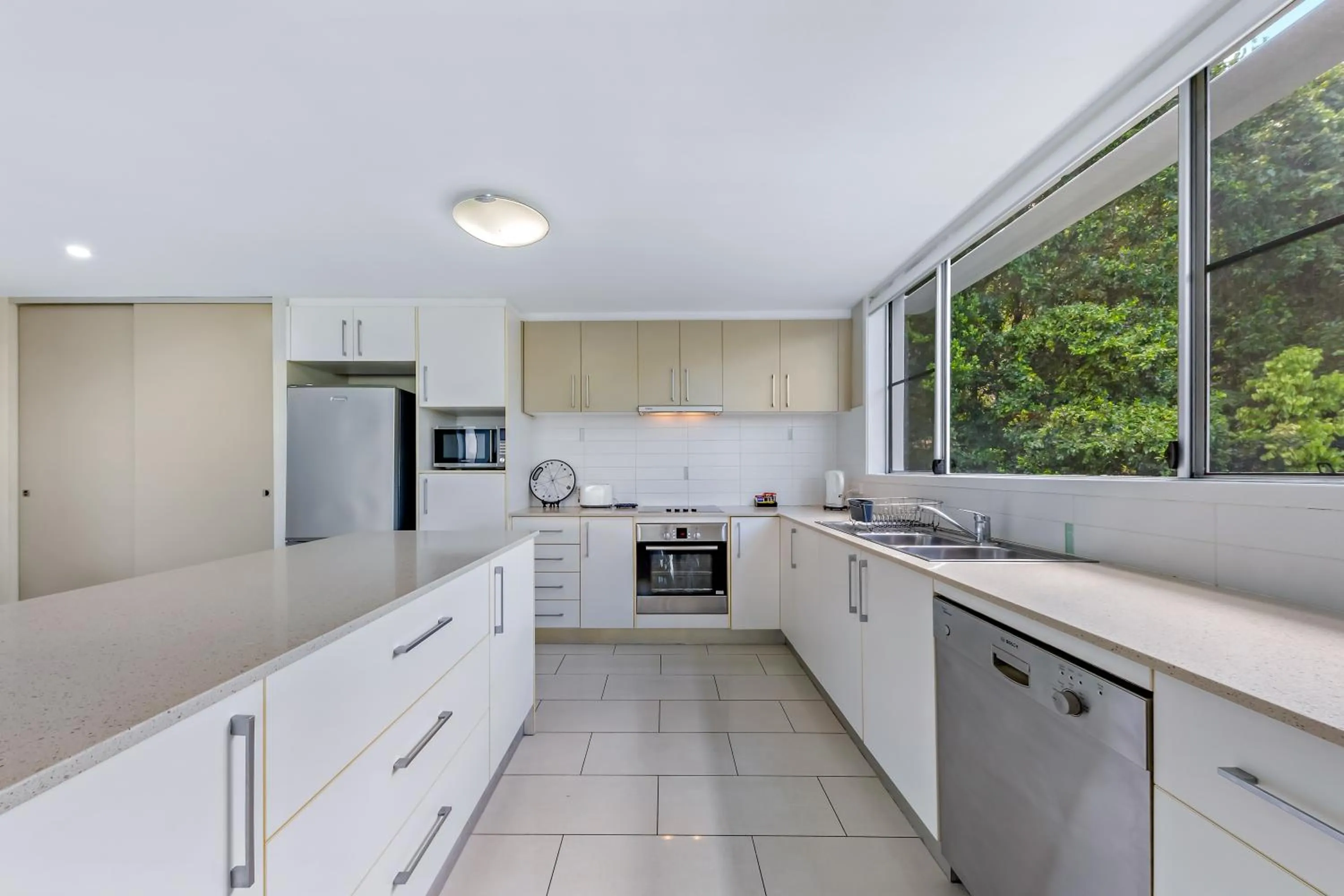 kitchen in Airlie Summit Apartments