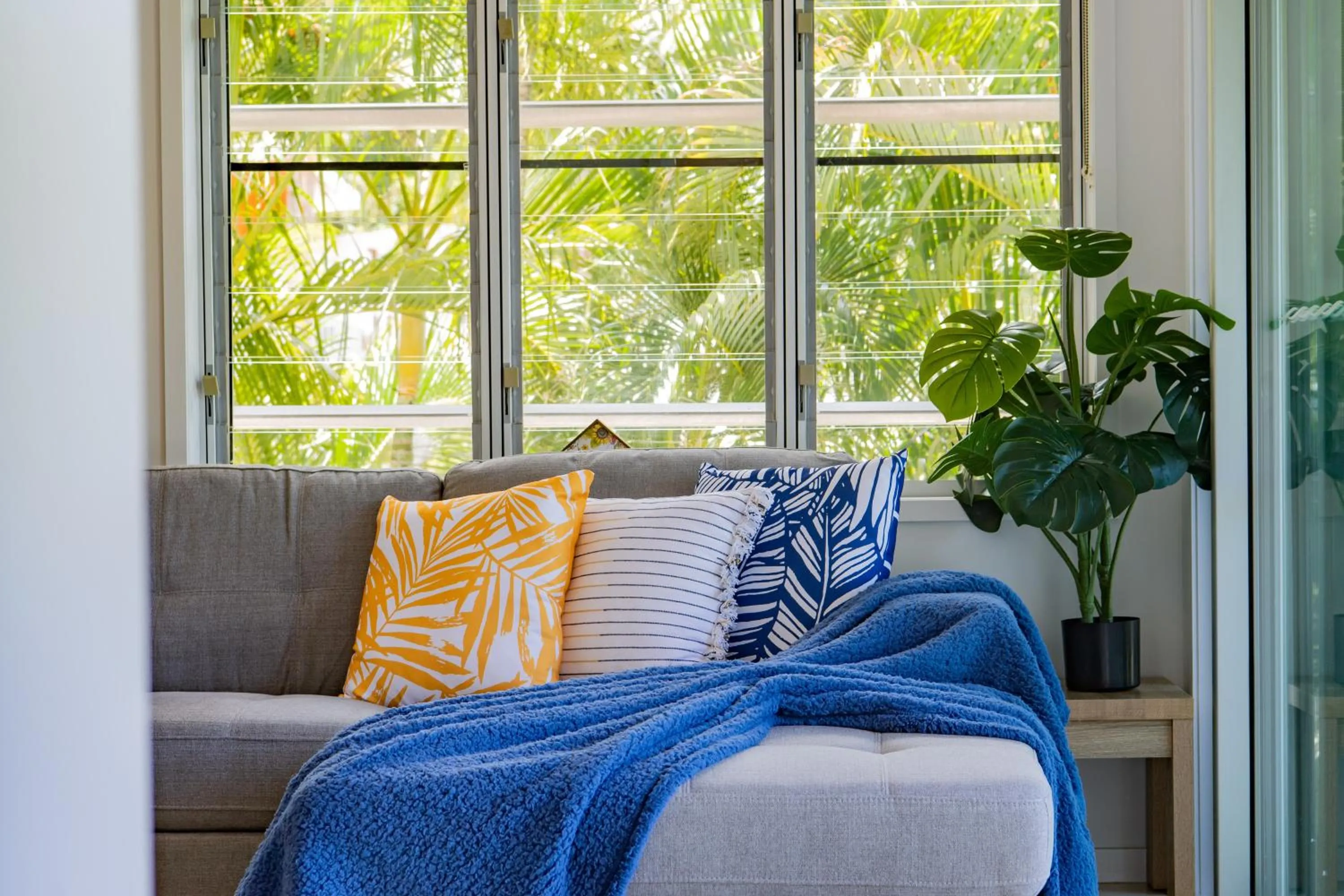 Living room in Airlie Summit Apartments
