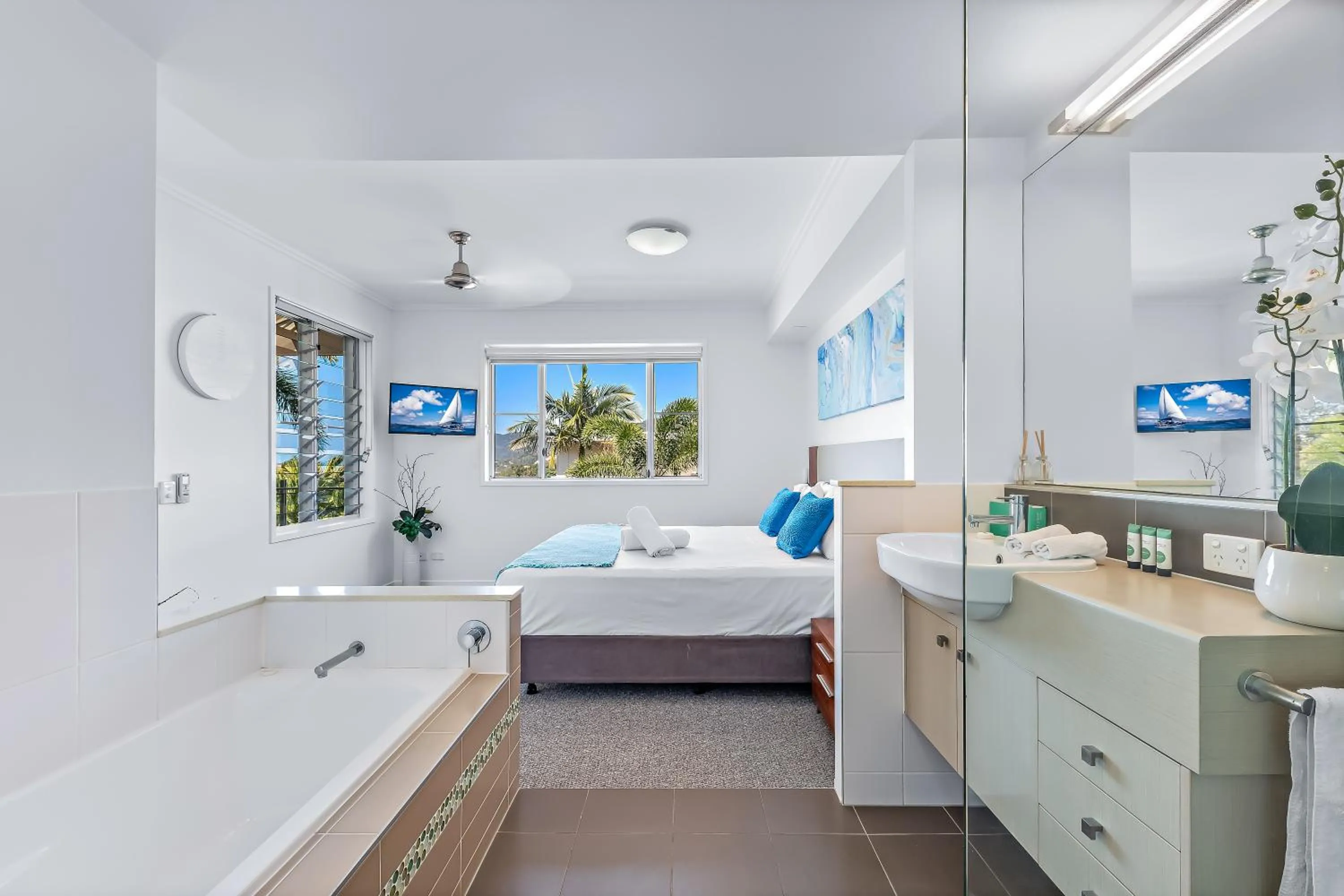 Bedroom, Bed in Airlie Summit Apartments