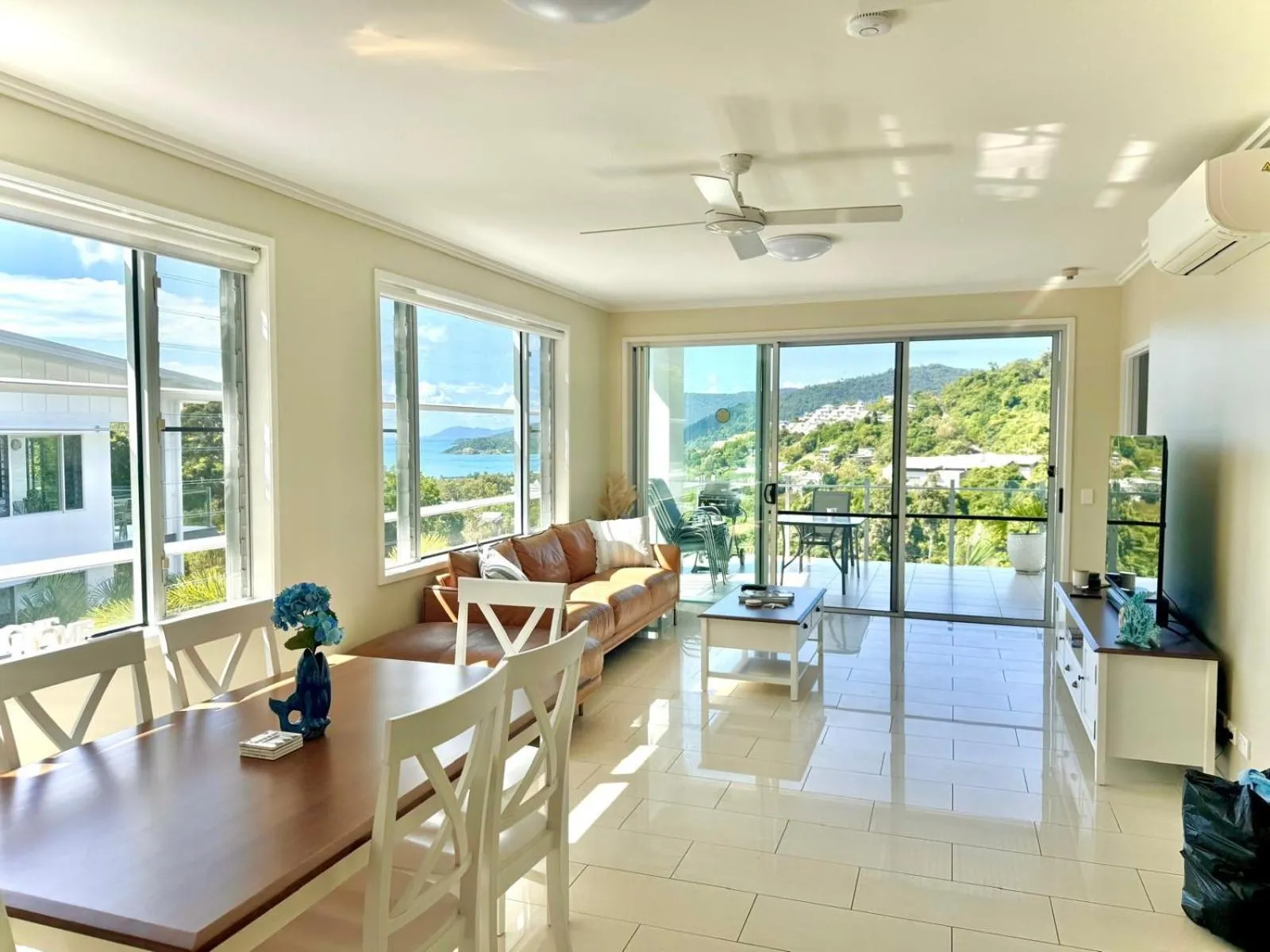 Dining area in Airlie Summit Apartments