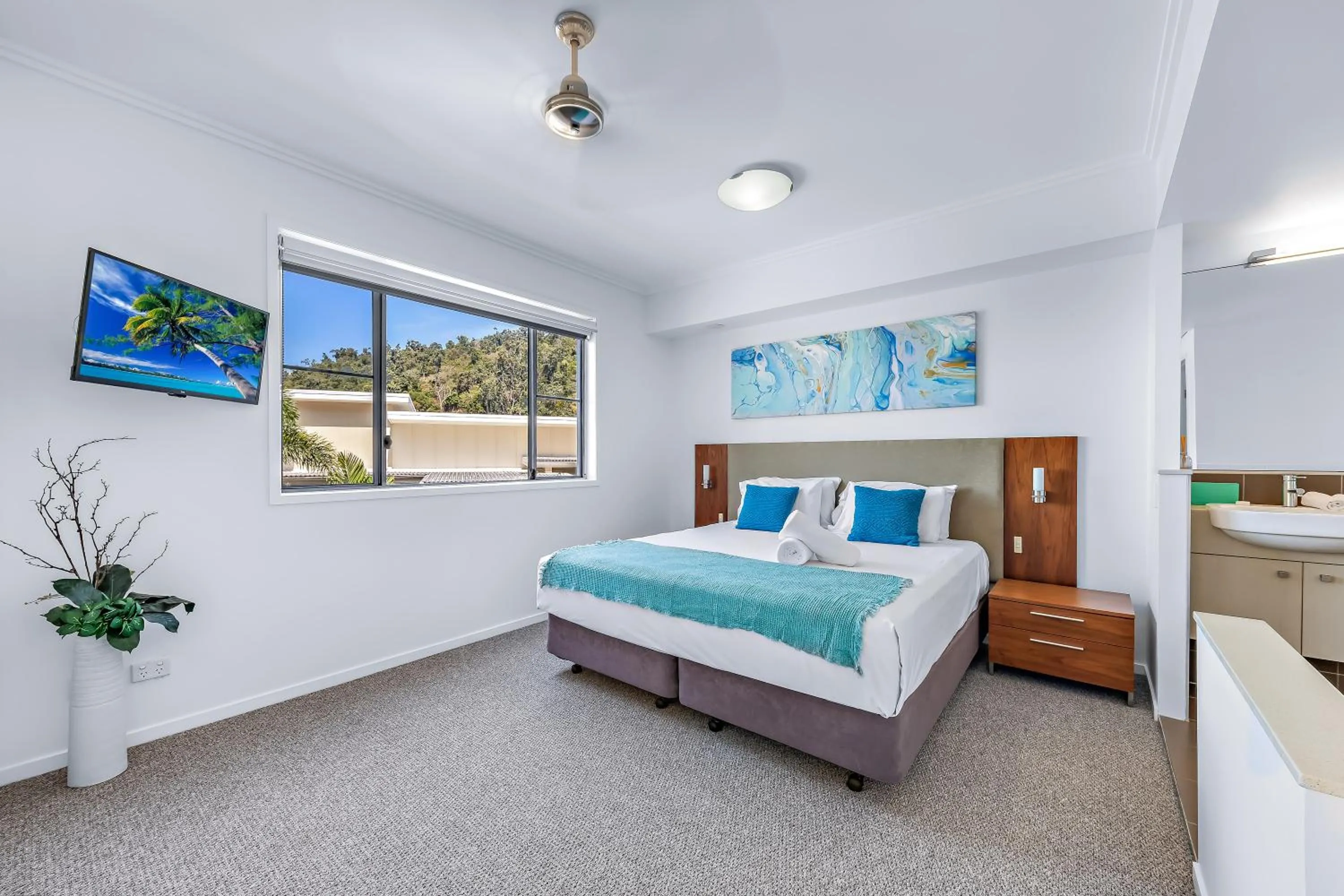 Bedroom, Bed in Airlie Summit Apartments