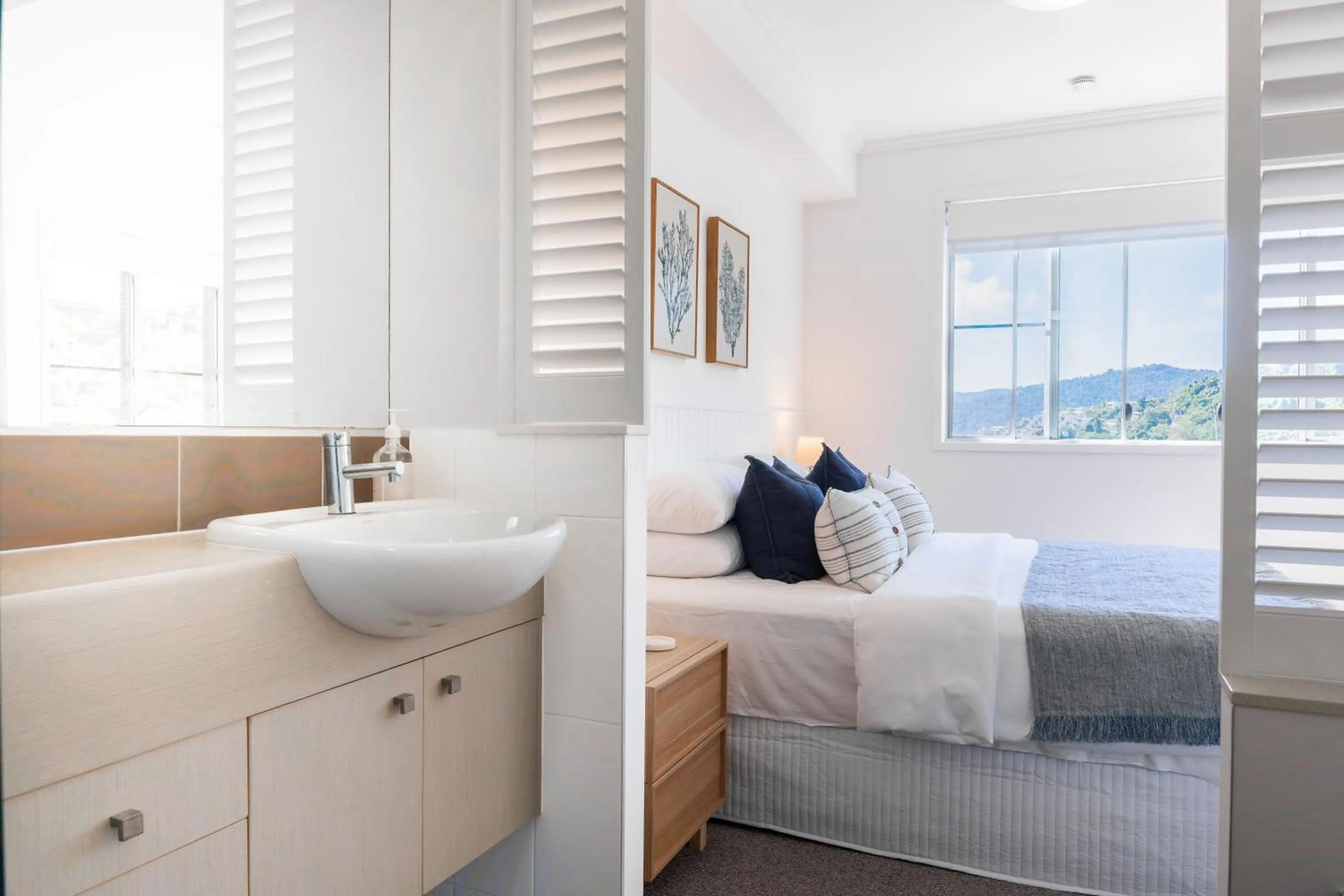 Bathroom, Bed in Airlie Summit Apartments