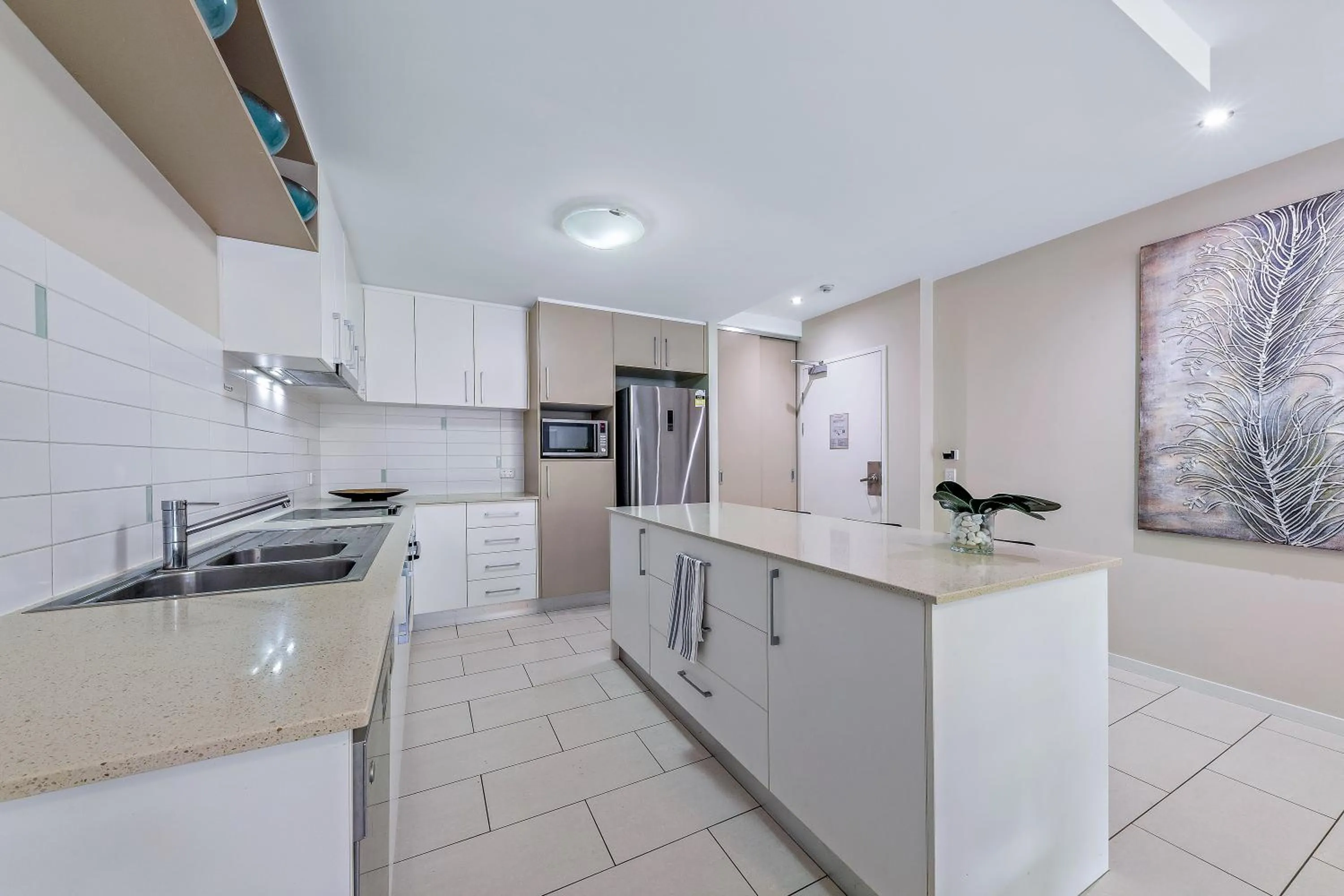 Kitchen or kitchenette in Airlie Summit Apartments