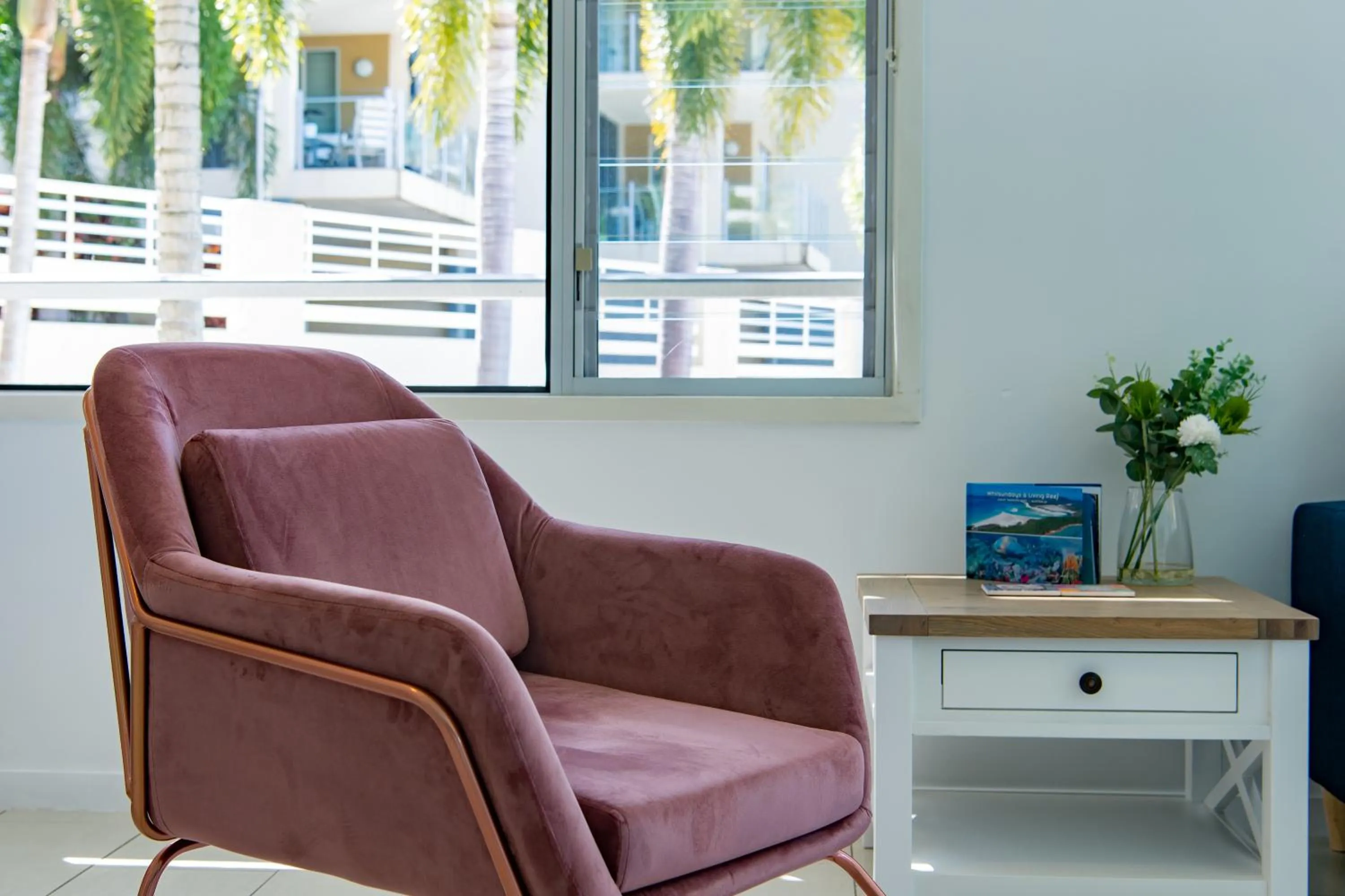 Seating area in Airlie Summit Apartments