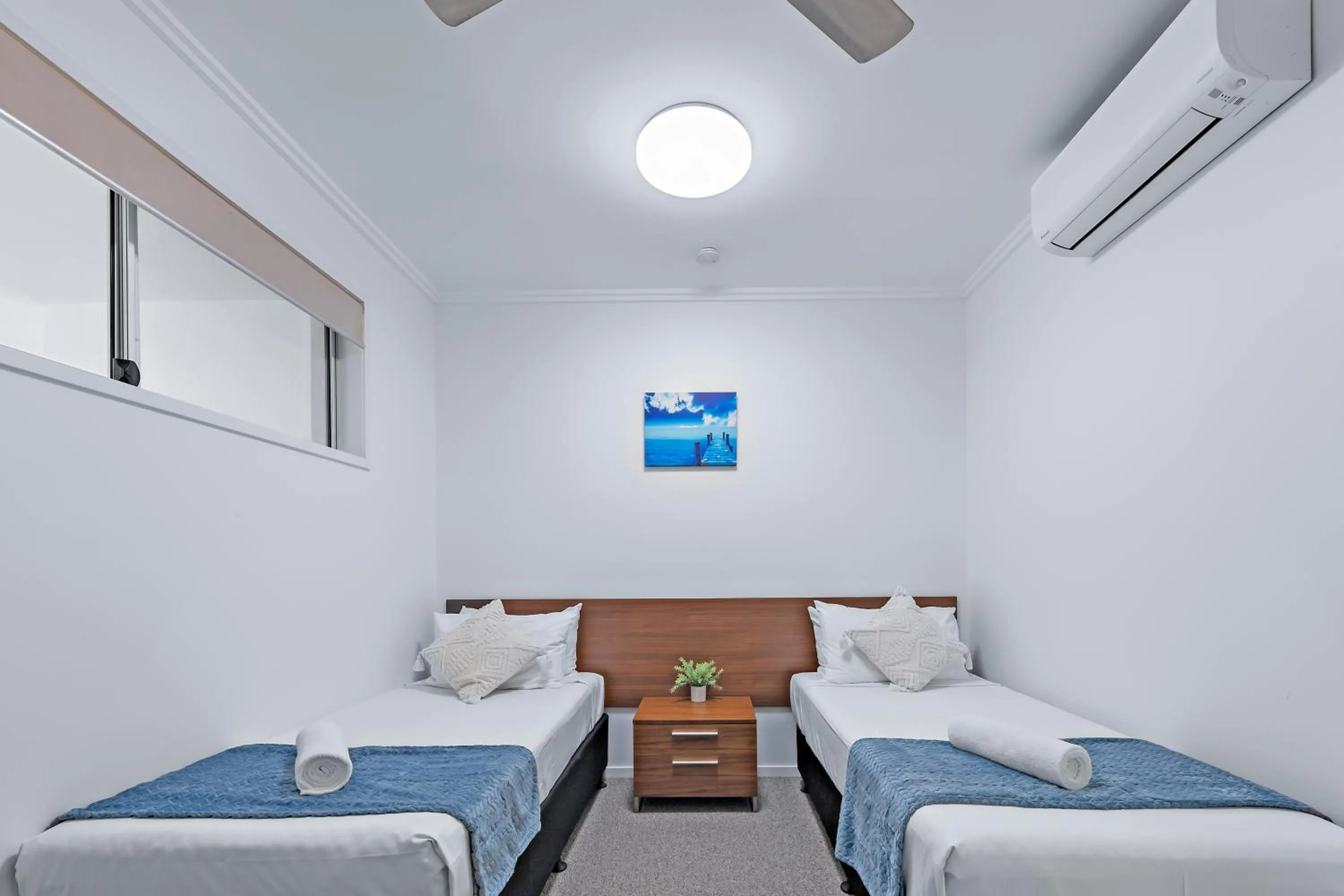 Bedroom, Bed in Airlie Summit Apartments