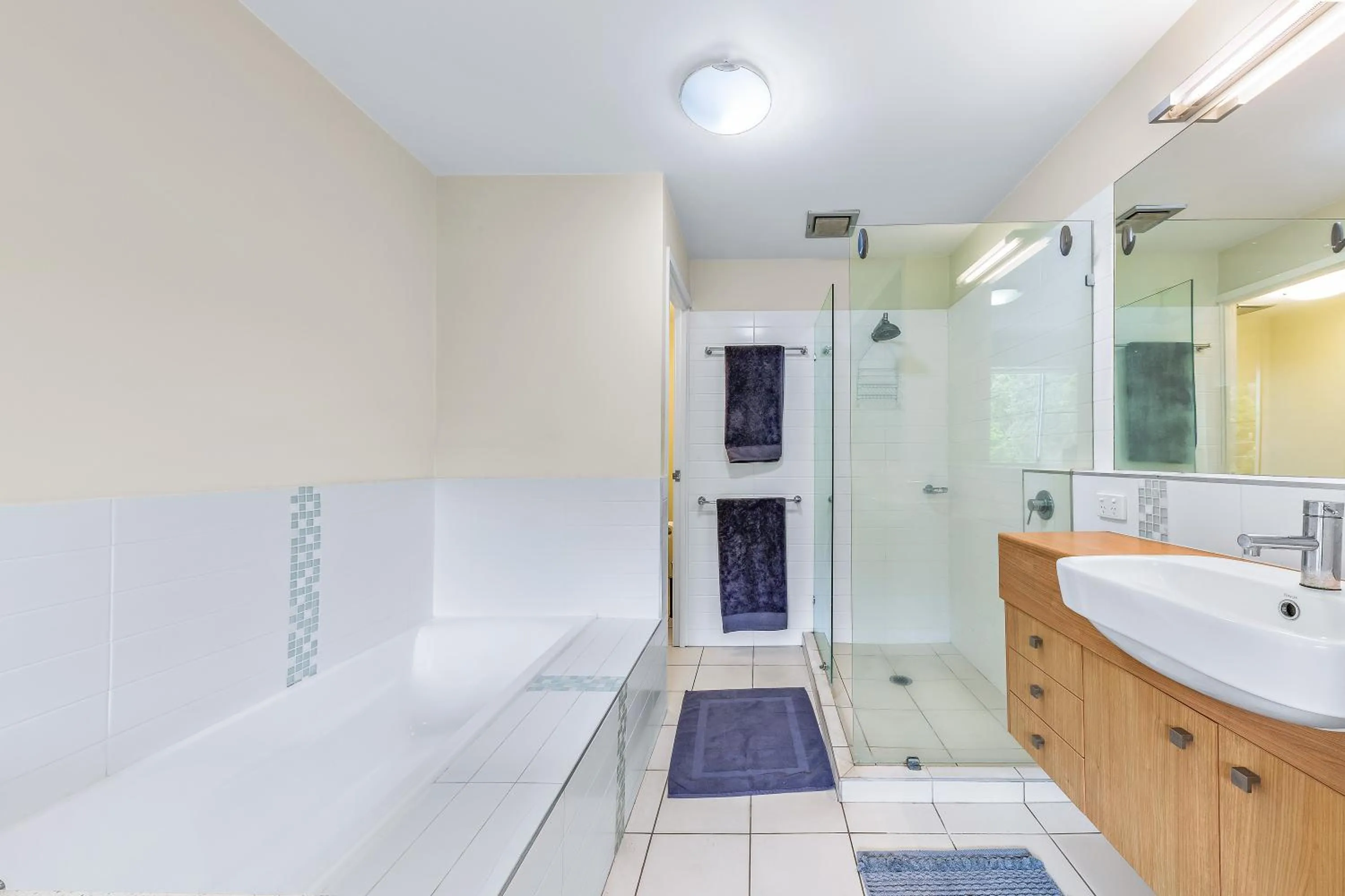 Shower in Airlie Summit Apartments