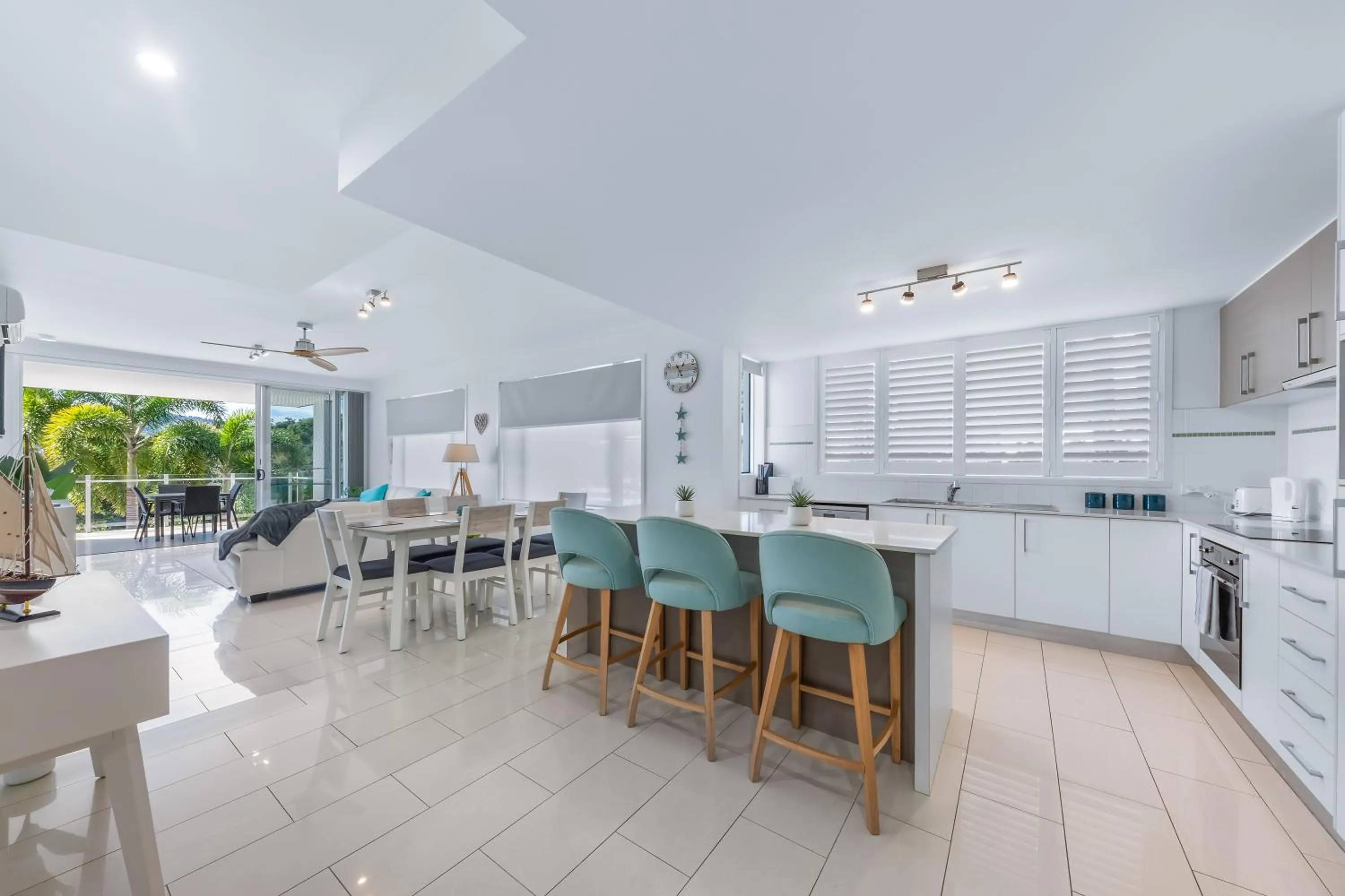 Dining area in Airlie Summit Apartments