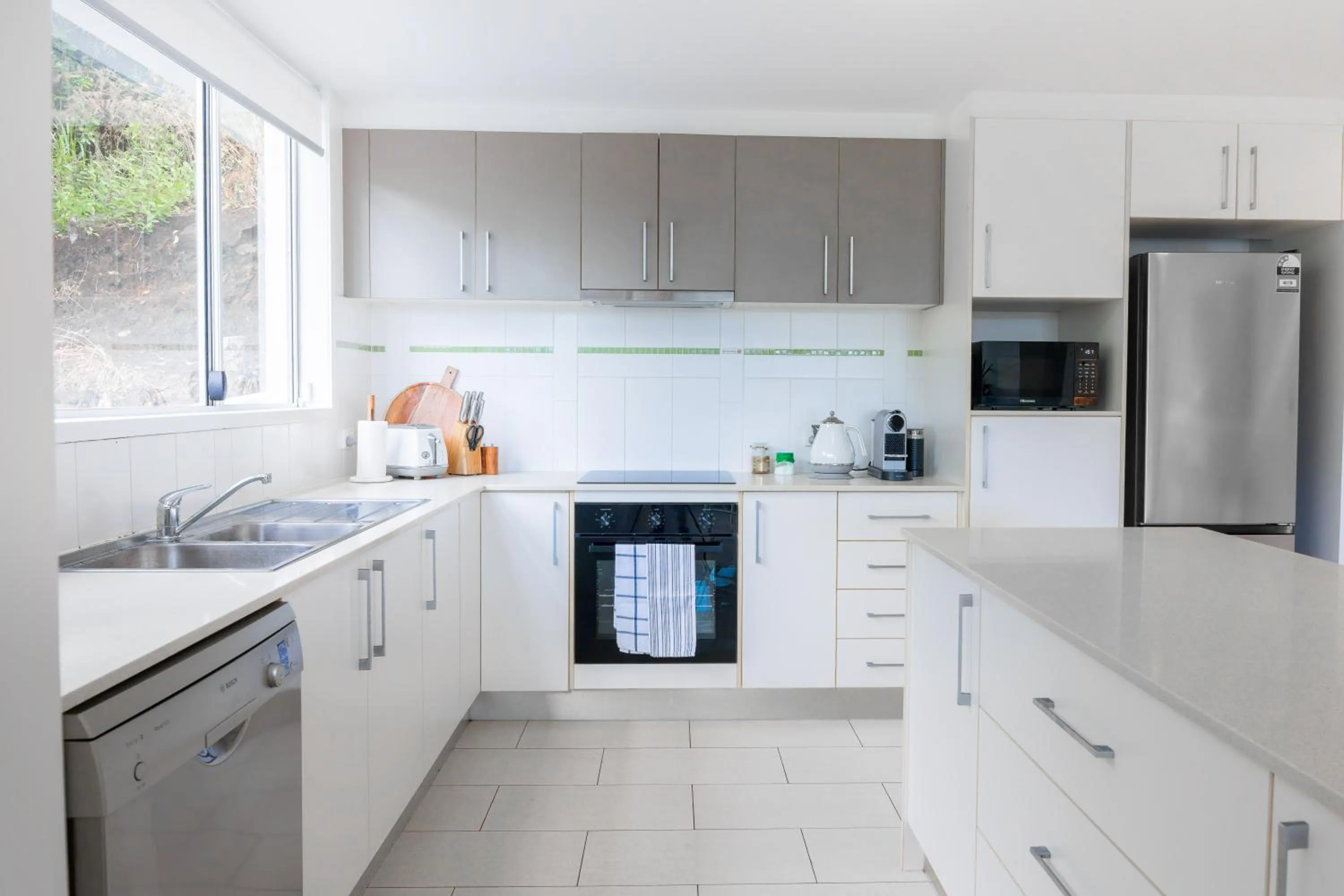 Kitchen or kitchenette in Airlie Summit Apartments