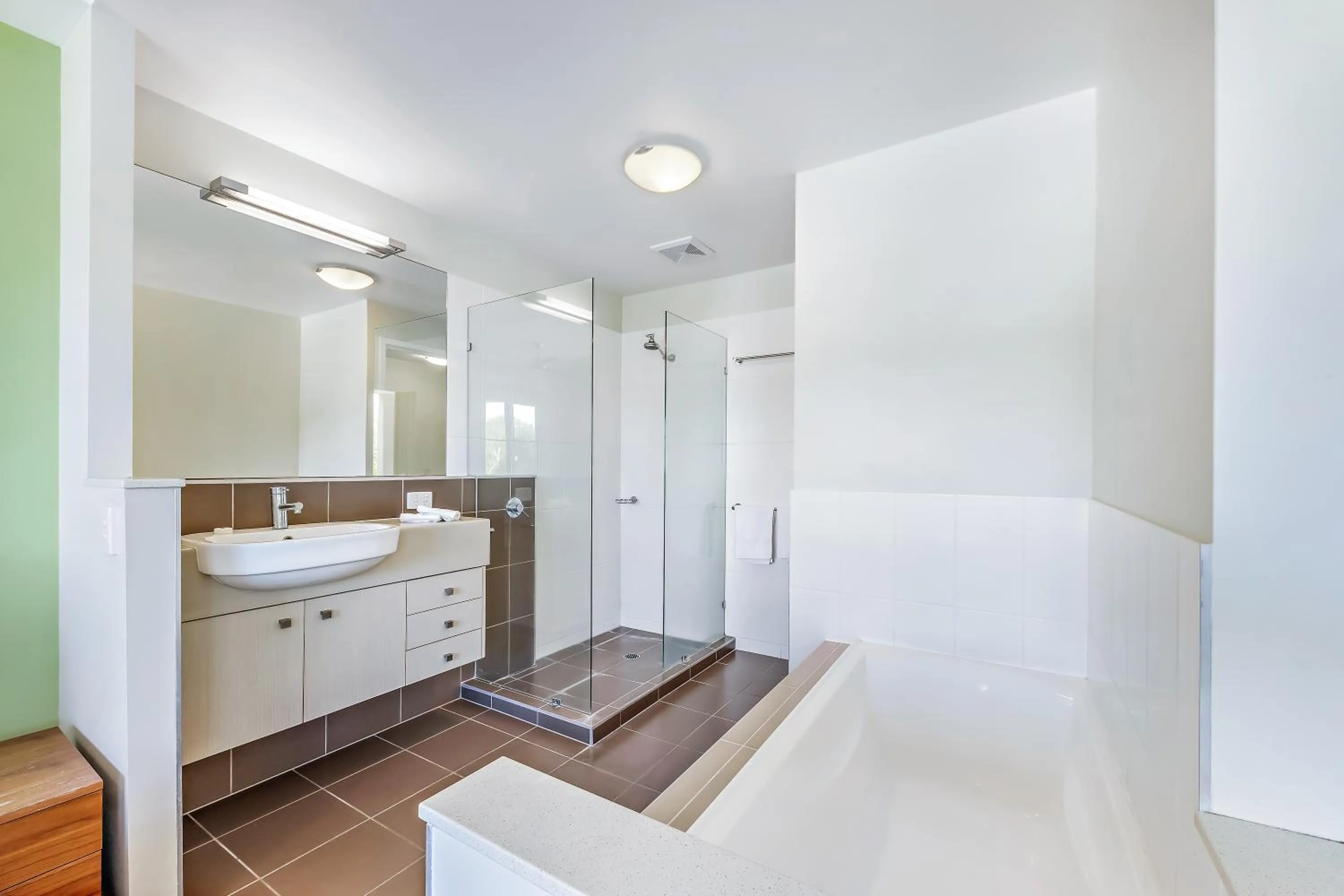 Shower in Airlie Summit Apartments