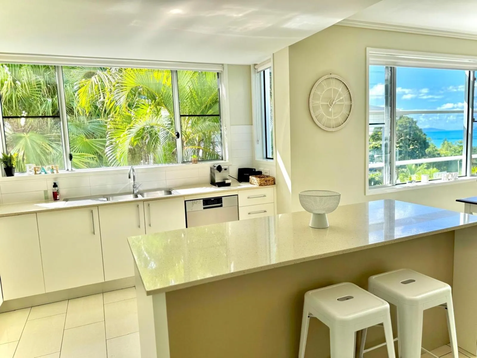 kitchen in Airlie Summit Apartments
