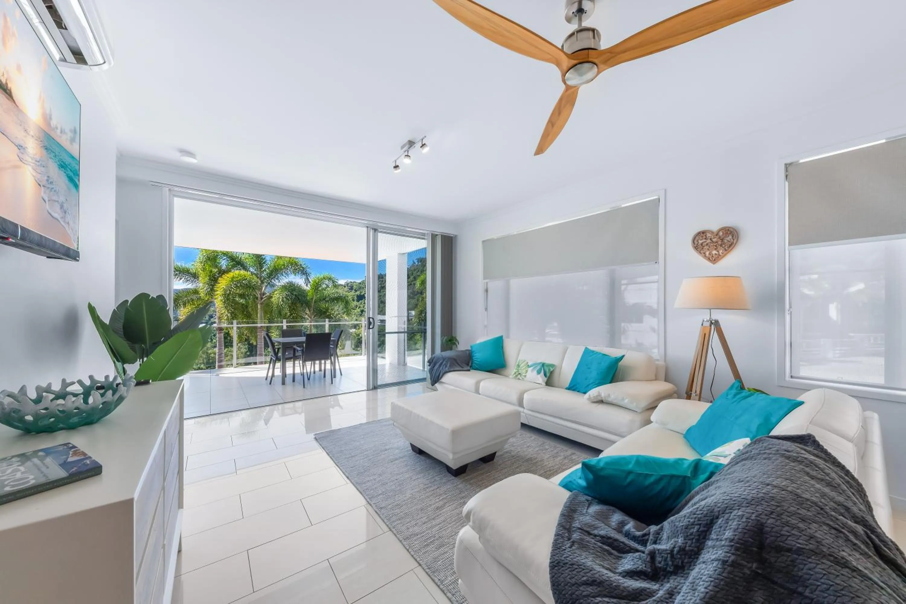 Living room in Airlie Summit Apartments