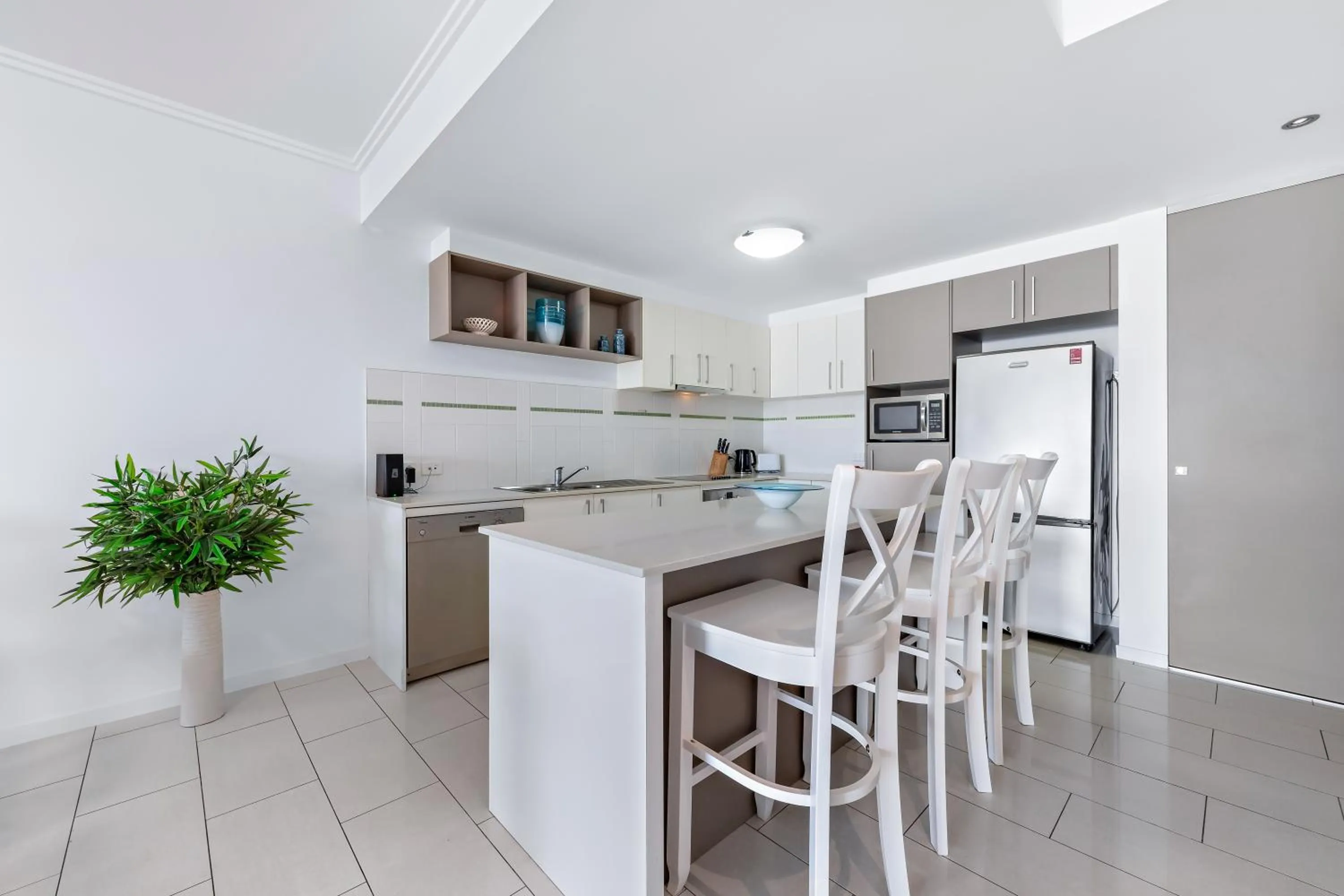 Kitchen or kitchenette in Airlie Summit Apartments