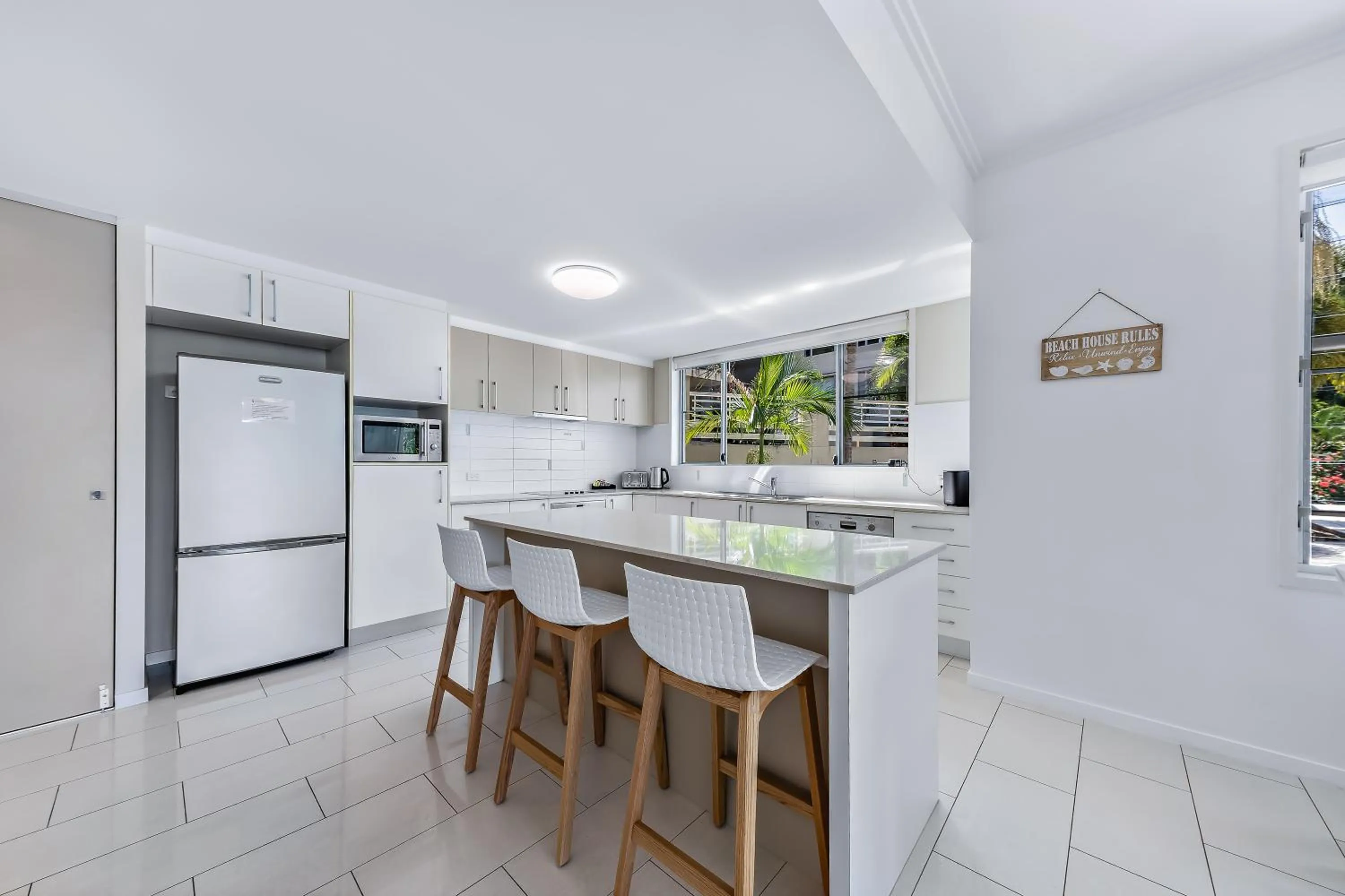 Kitchen or kitchenette in Airlie Summit Apartments