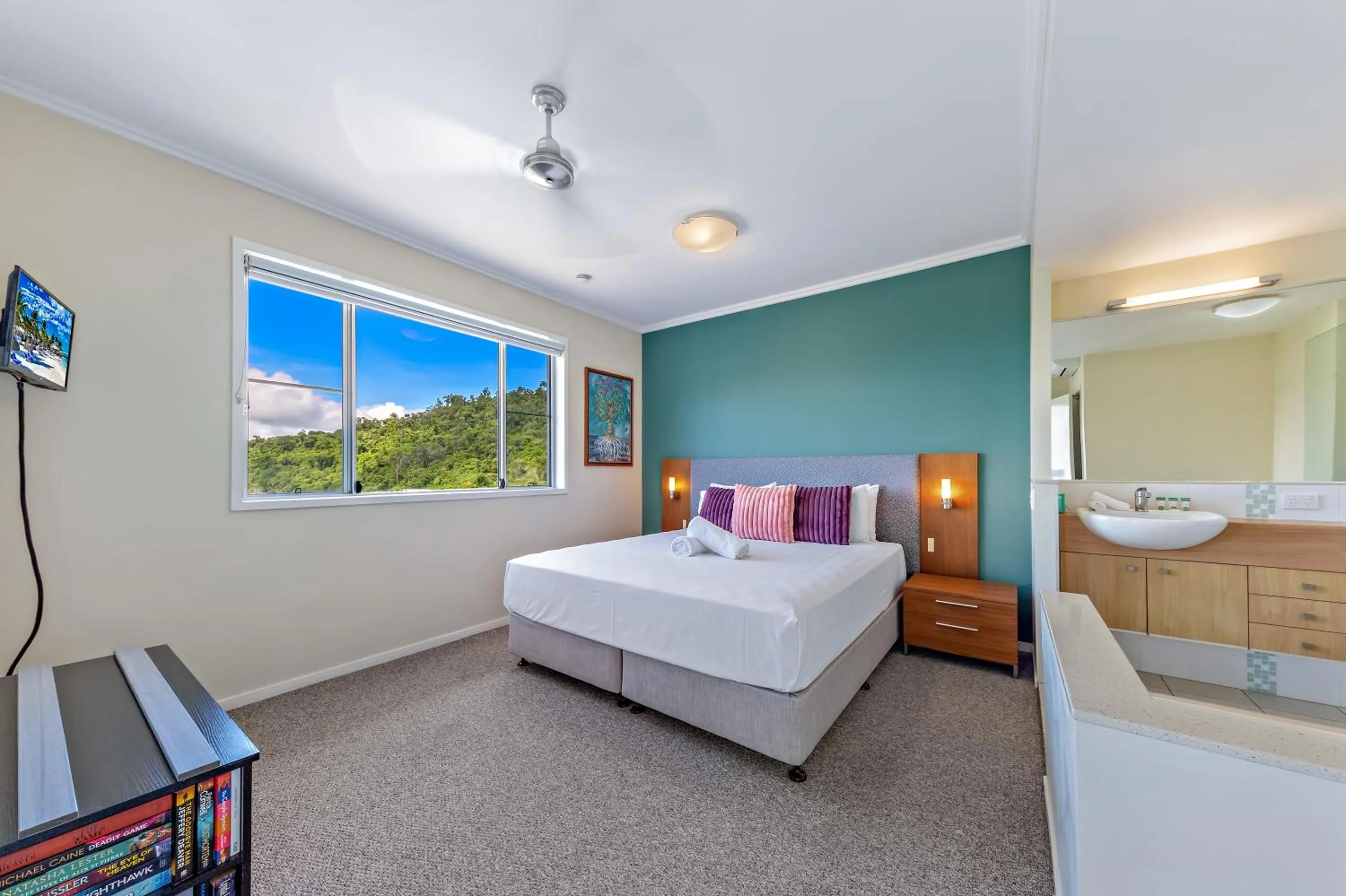 Bedroom, Bed in Airlie Summit Apartments