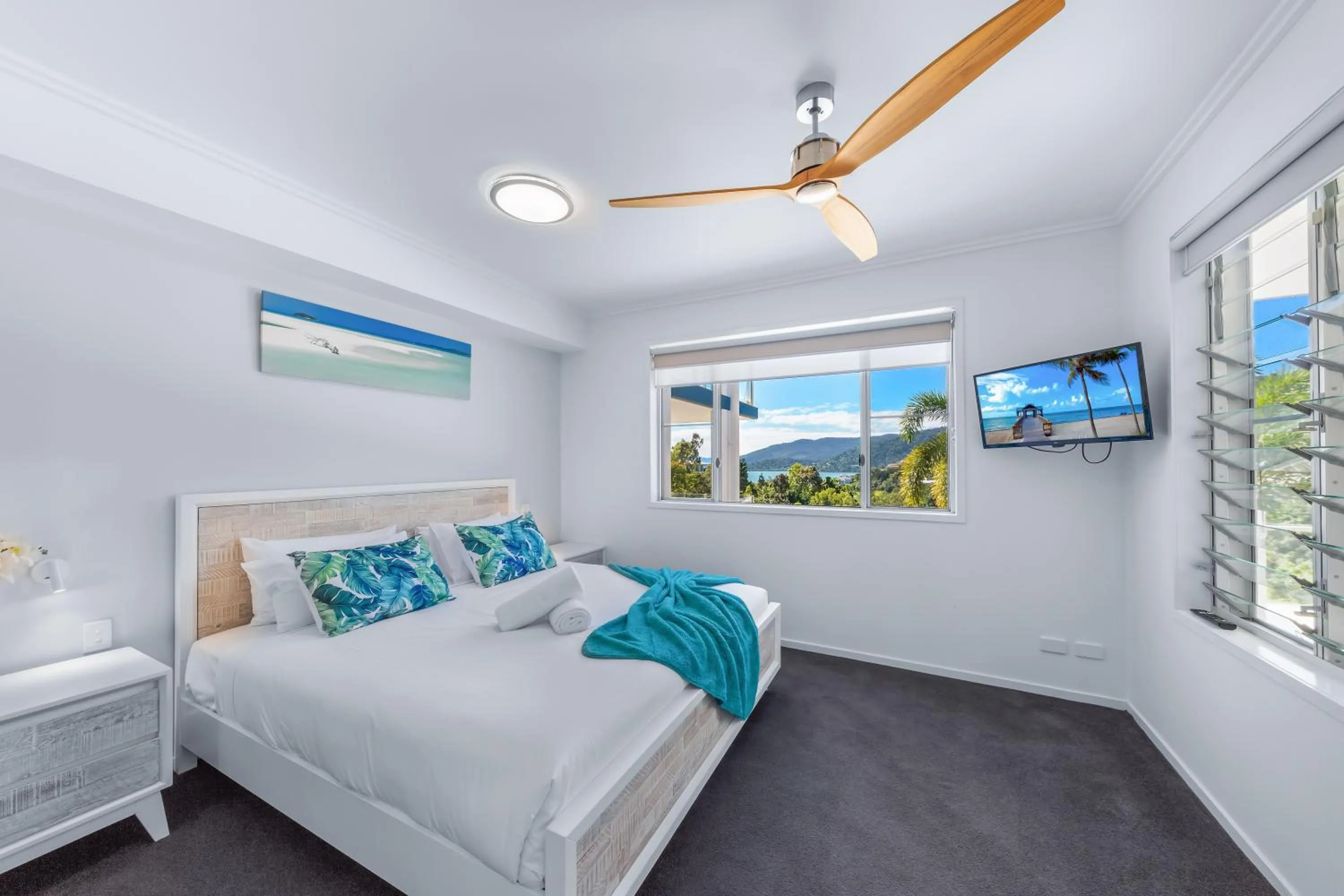 Bedroom, Bed in Airlie Summit Apartments