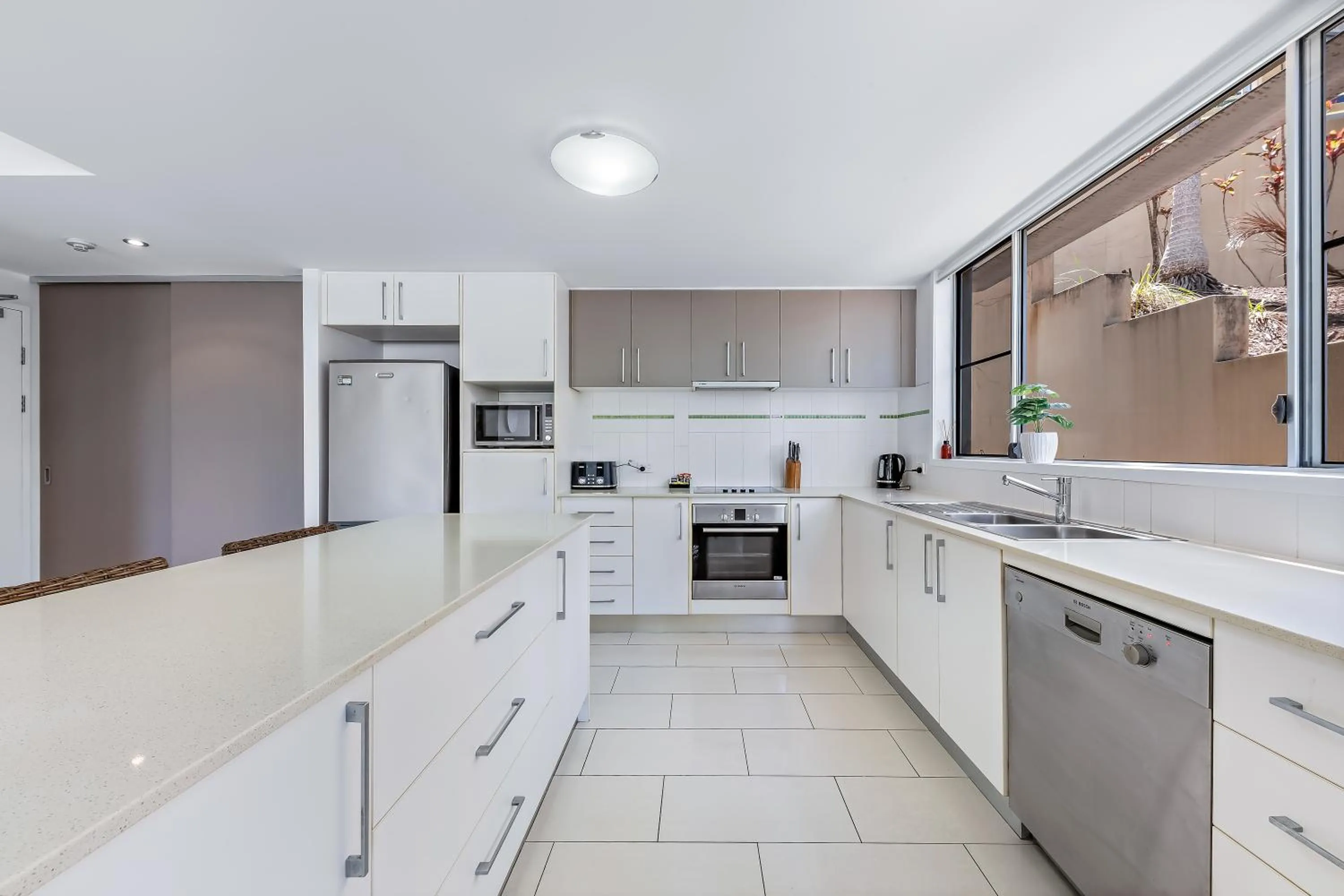 kitchen in Airlie Summit Apartments