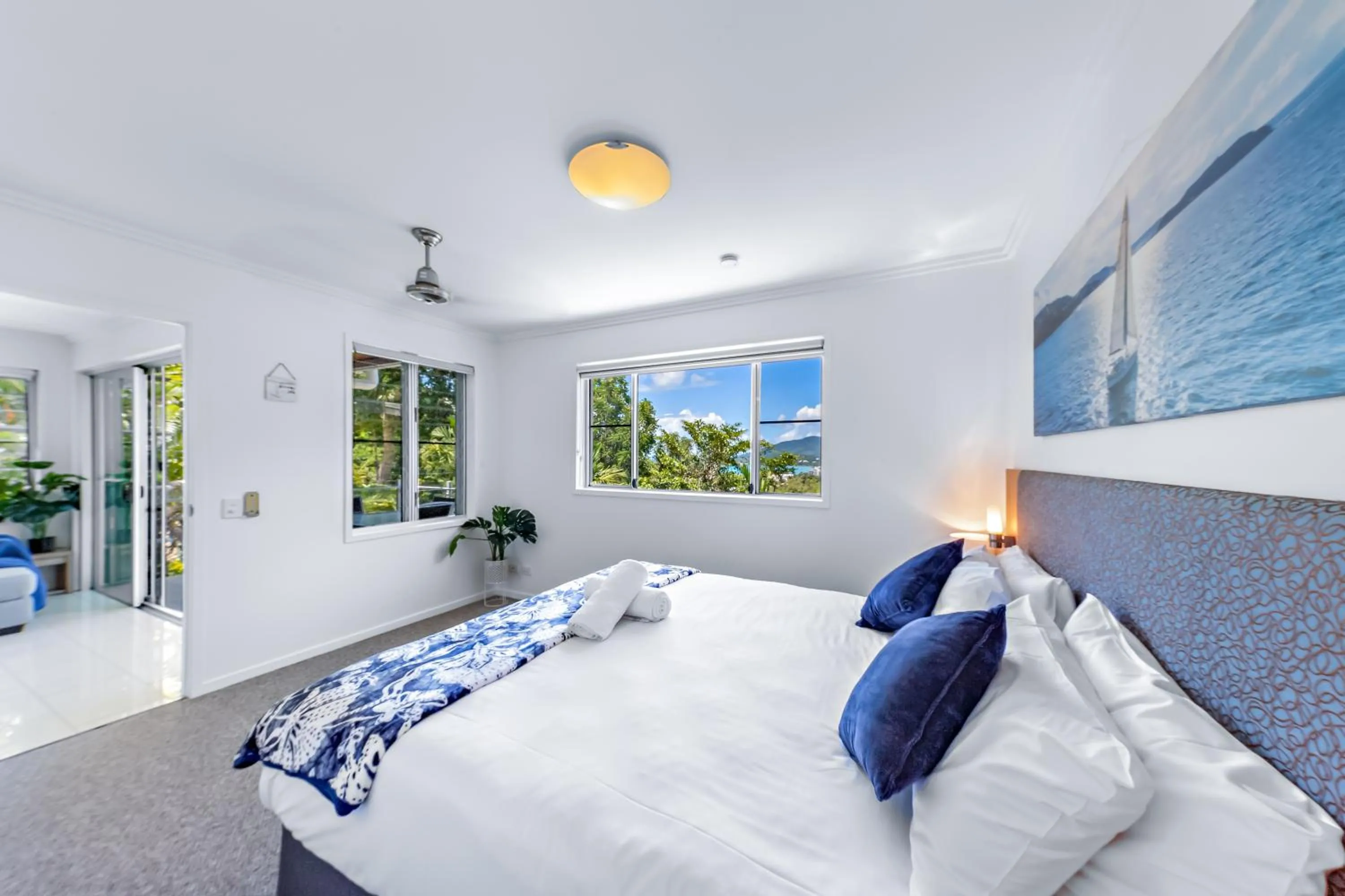 Bedroom, Bed in Airlie Summit Apartments