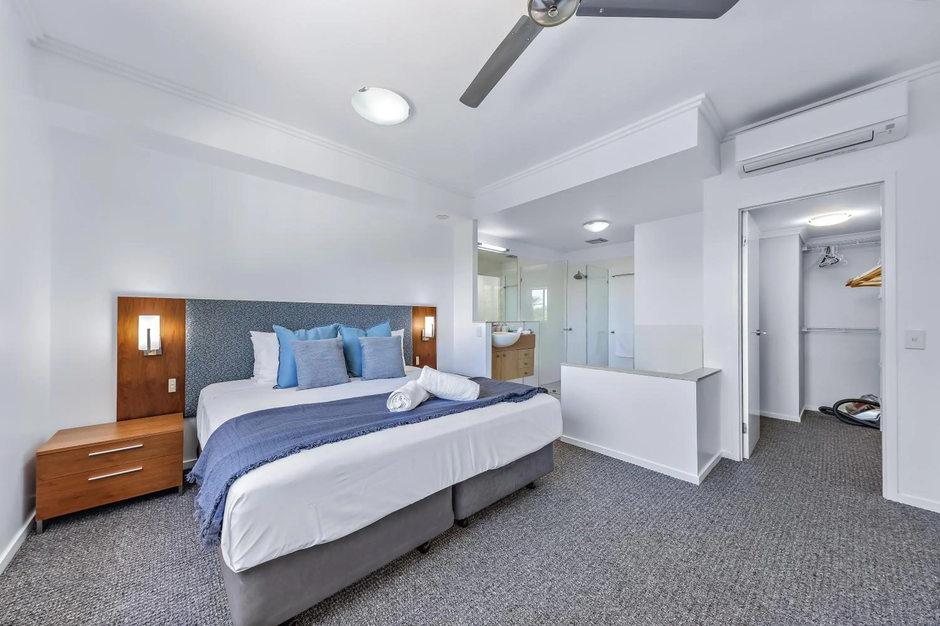 Bed in Airlie Summit Apartments