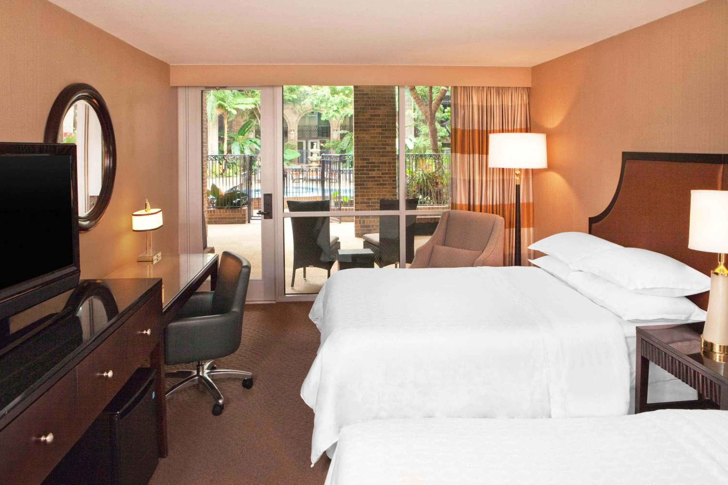 Swimming pool, Bed in Courtland Grand Hotel, Trademark Collection by Wyndham