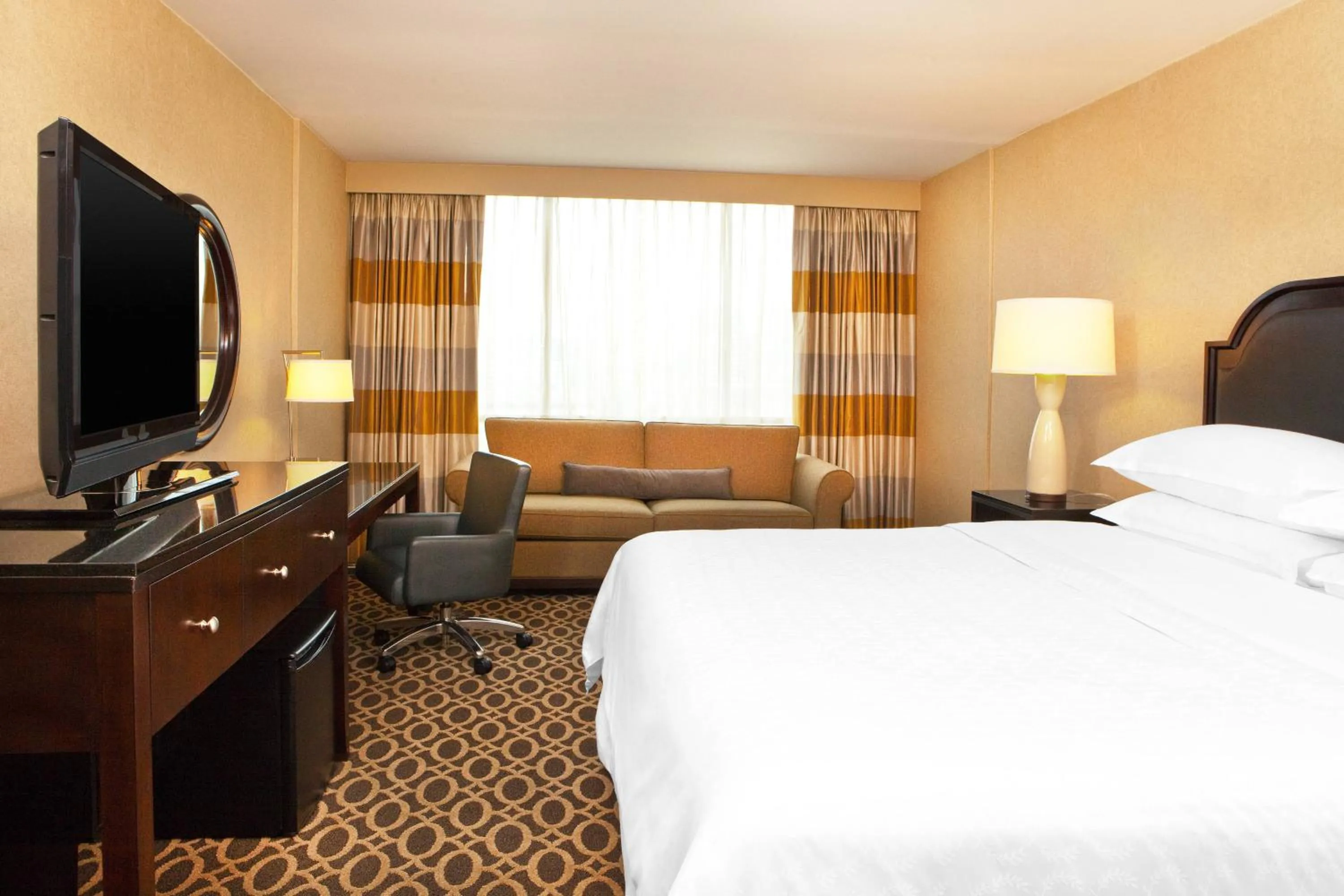 Photo of the whole room, Bed in Courtland Grand Hotel, Trademark Collection by Wyndham