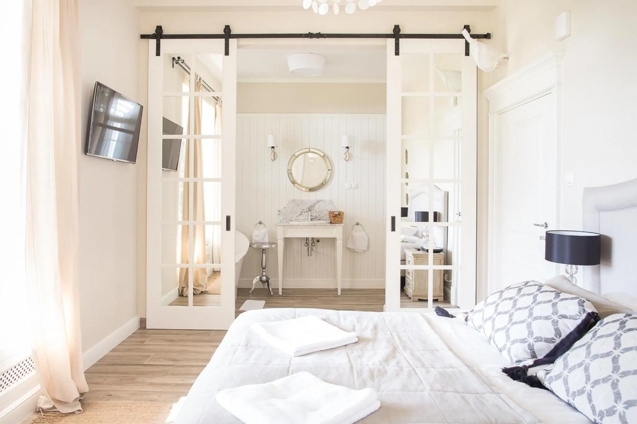 Property building, Bed in Rezydencja Miętowe Wzgórza Mansion House