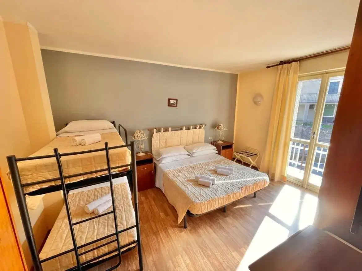 Quadruple Room with Balcony in Hotel Ristorante La Sorgente Quadruple Room with Balcony in Hotel Ristorante La Sorgente