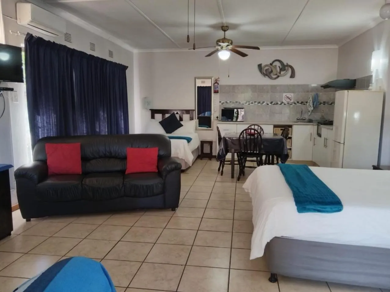 Bed in La Rochelle Inn