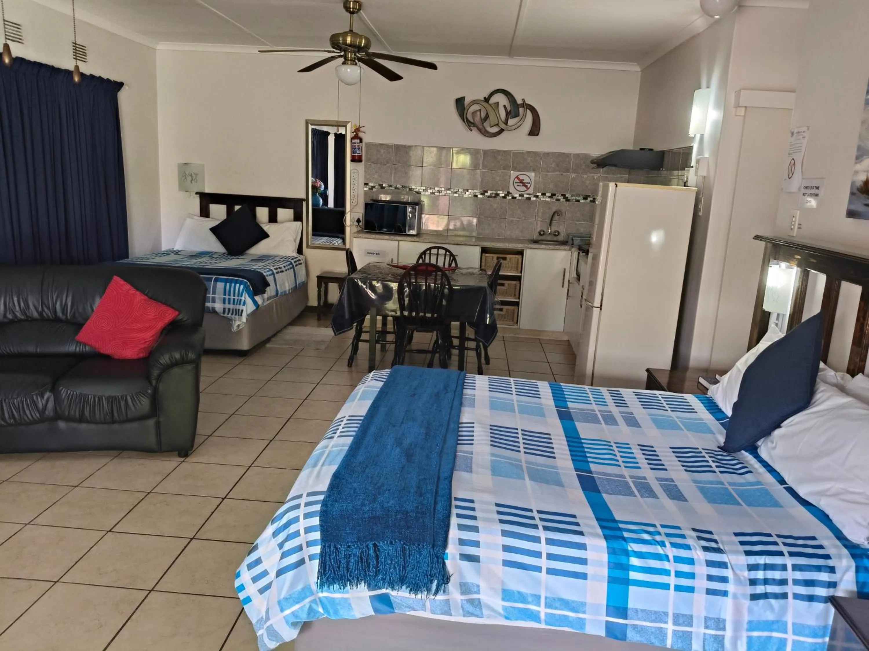 Bed in La Rochelle Inn