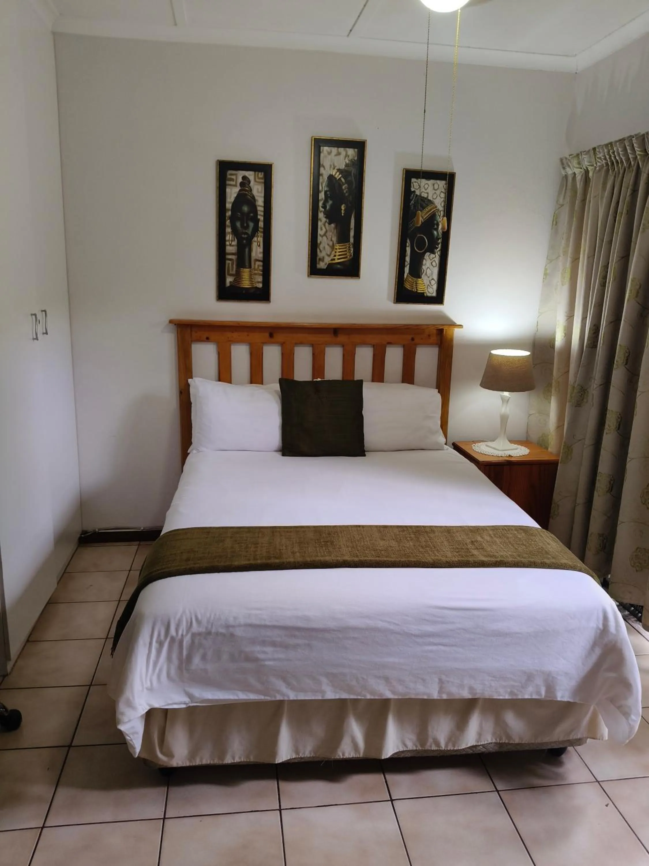 Bed in La Rochelle Inn