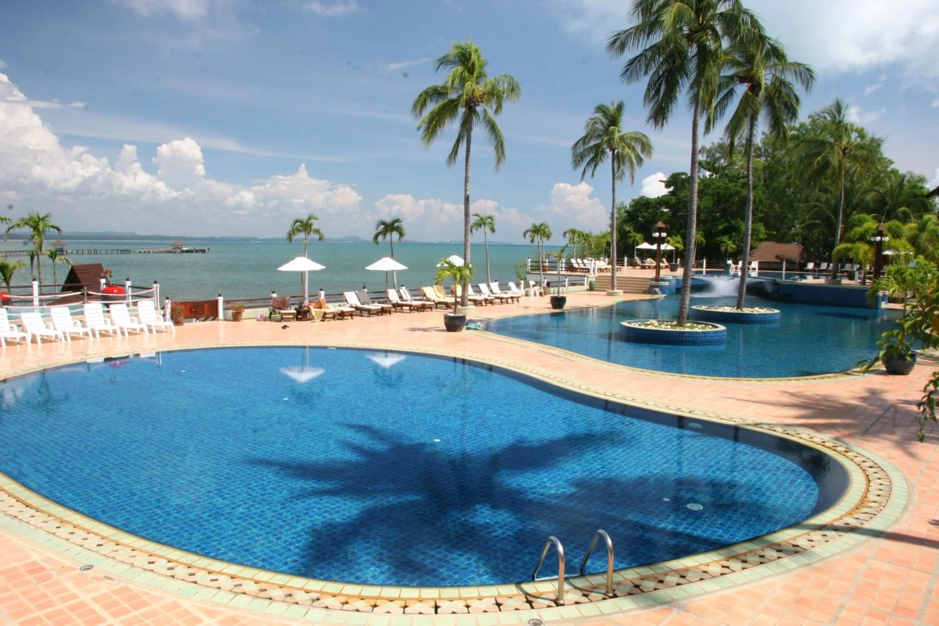 Swimming pool in Rayong Resort Hotel โรงแรมระยองรีสอร์ท
