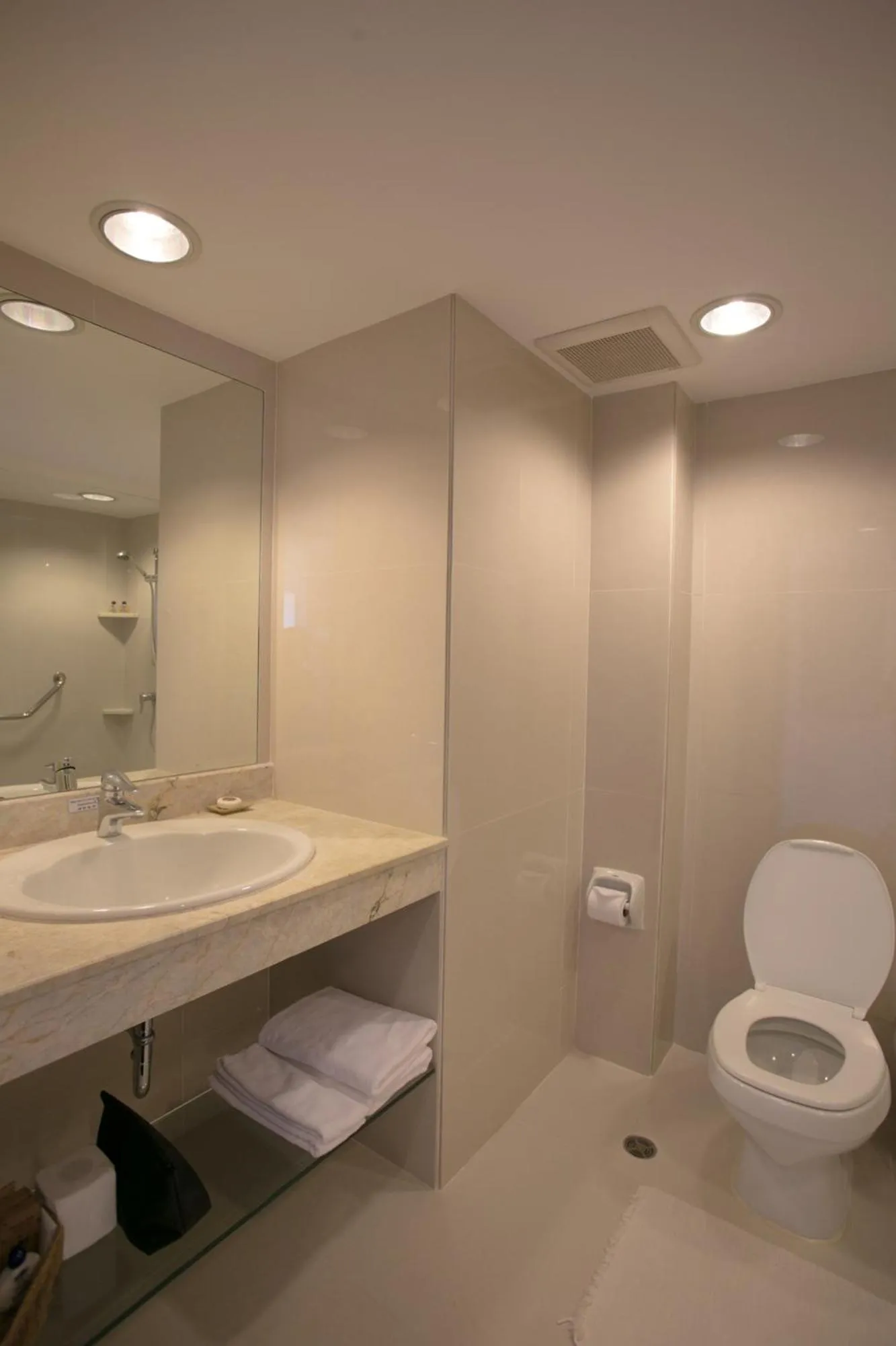 Toilet in Rayong Resort Hotel โรงแรมระยองรีสอร์ท