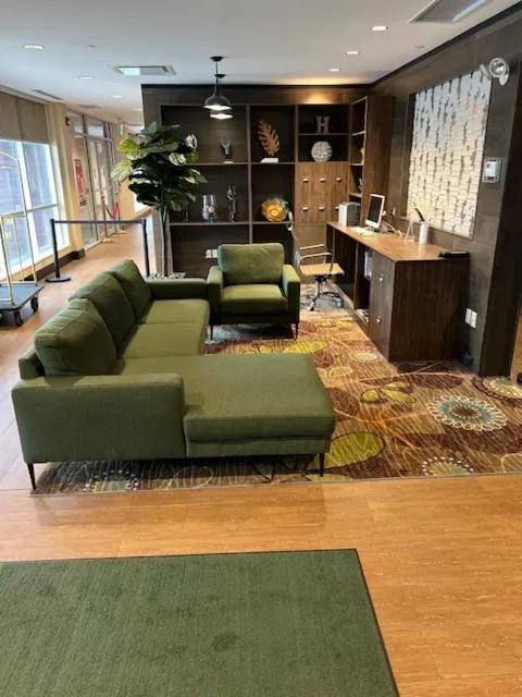 Lobby or reception in Holiday Inn - Mississauga Toronto West by IHG