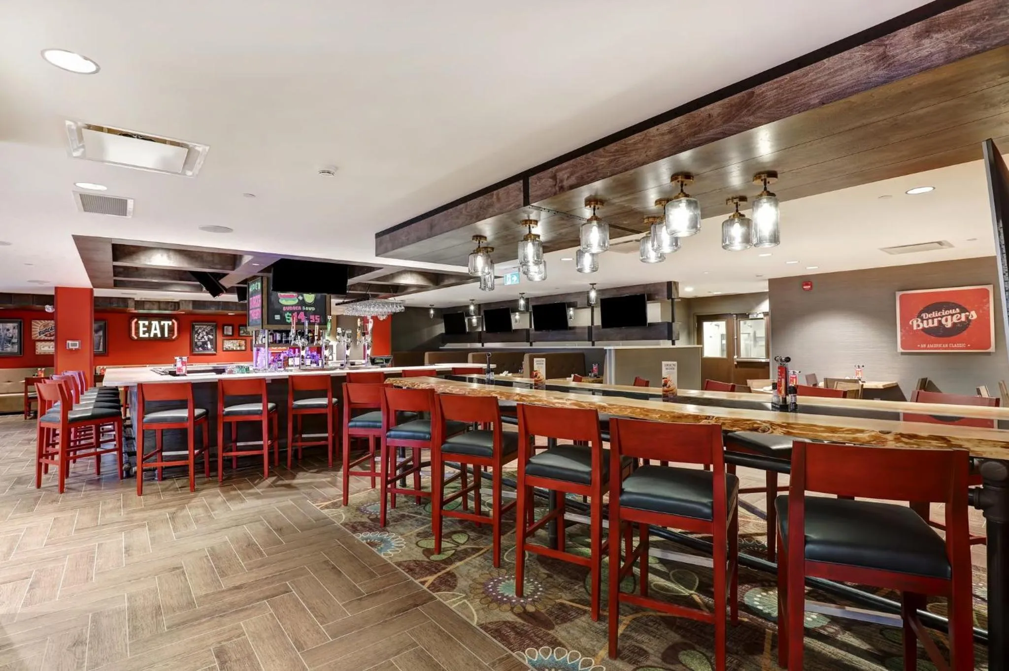 Lounge or bar in Holiday Inn - Mississauga Toronto West by IHG