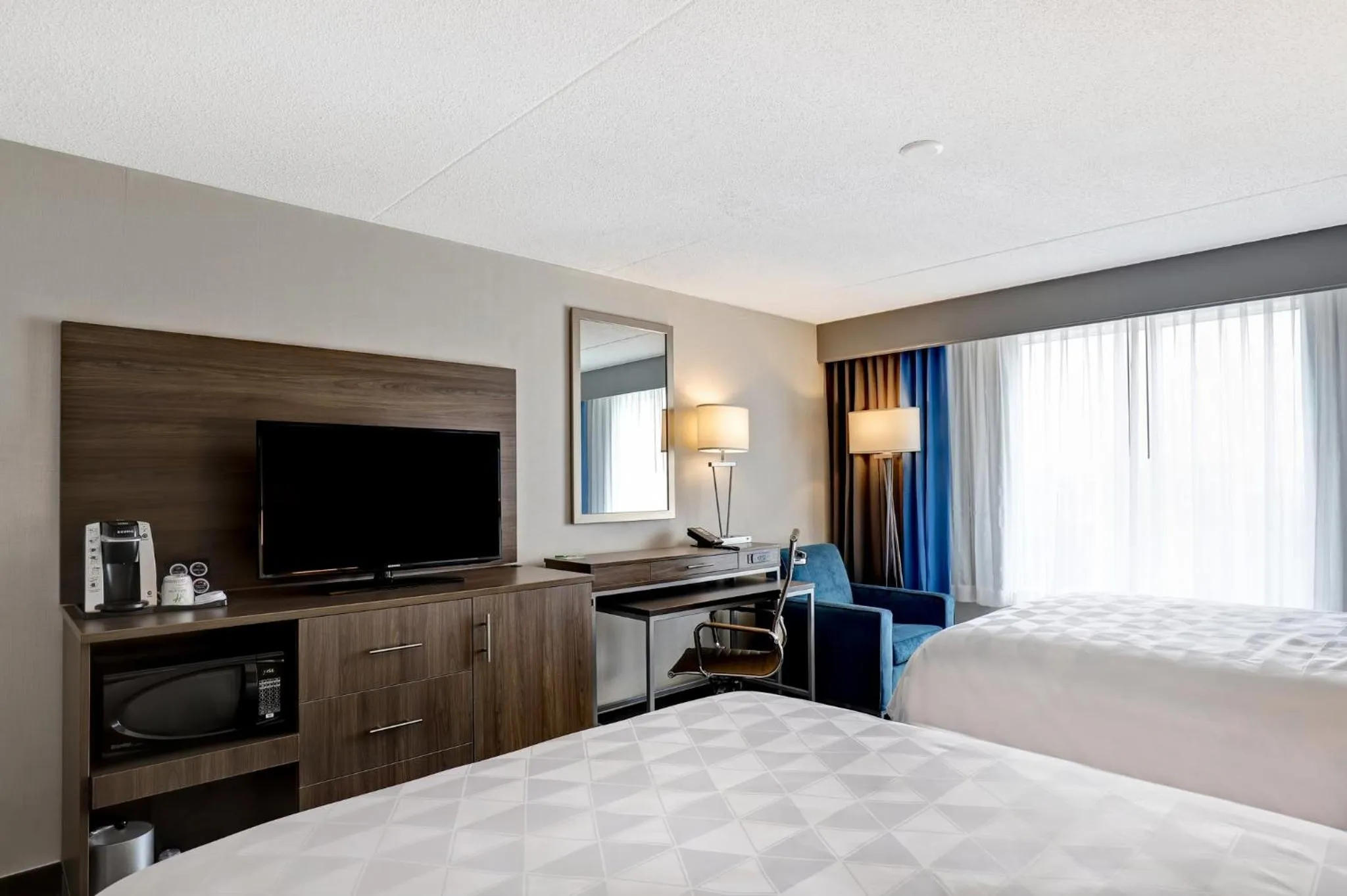 Photo of the whole room, Bed in Holiday Inn - Mississauga Toronto West by IHG