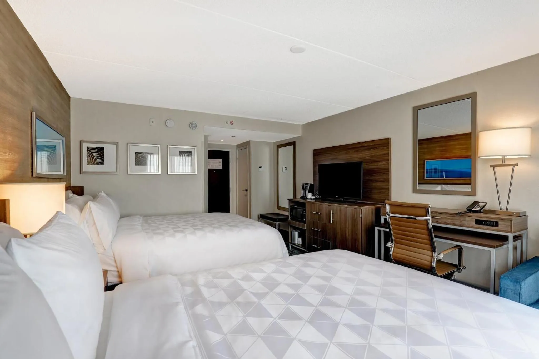 Photo of the whole room, Bed in Holiday Inn - Mississauga Toronto West by IHG