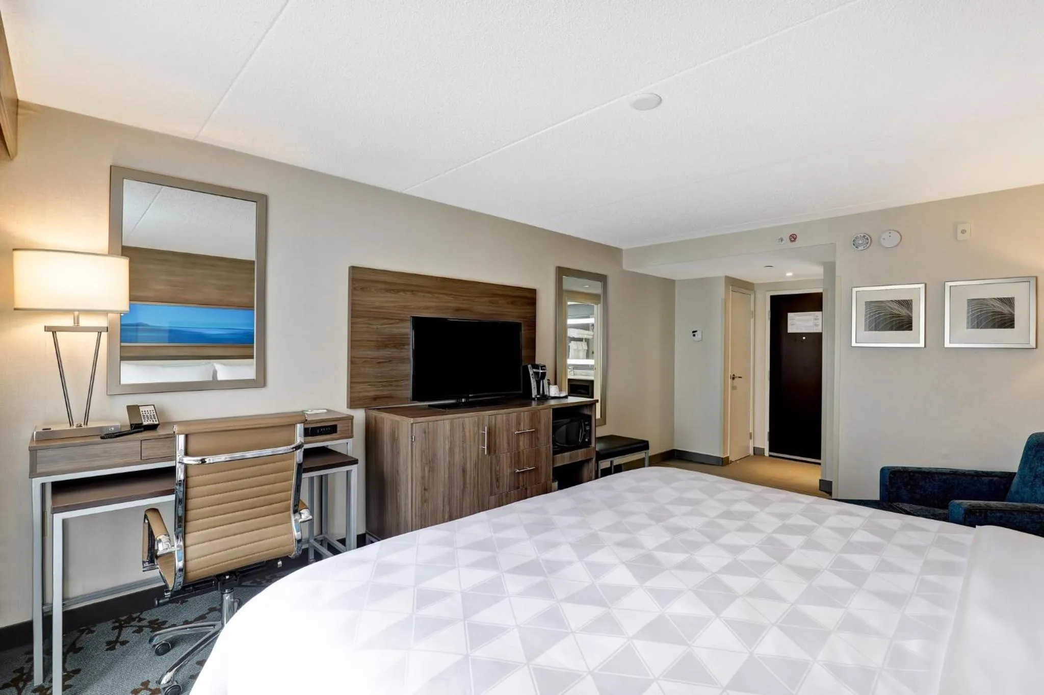 Photo of the whole room, Bed in Holiday Inn - Mississauga Toronto West by IHG