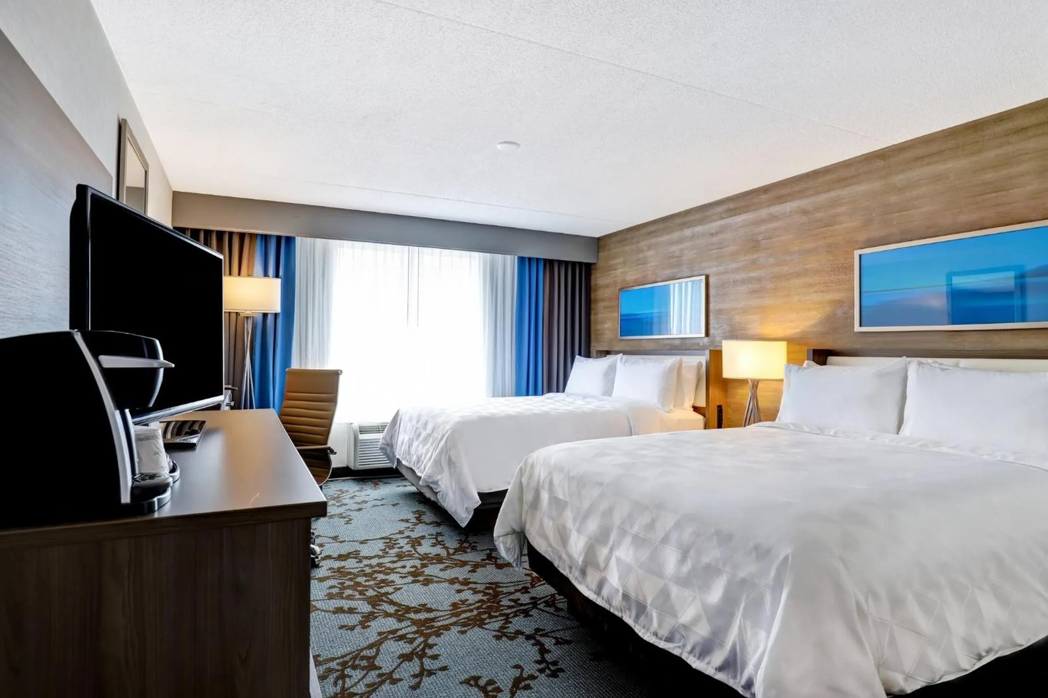 Photo of the whole room, Bed in Holiday Inn - Mississauga Toronto West by IHG