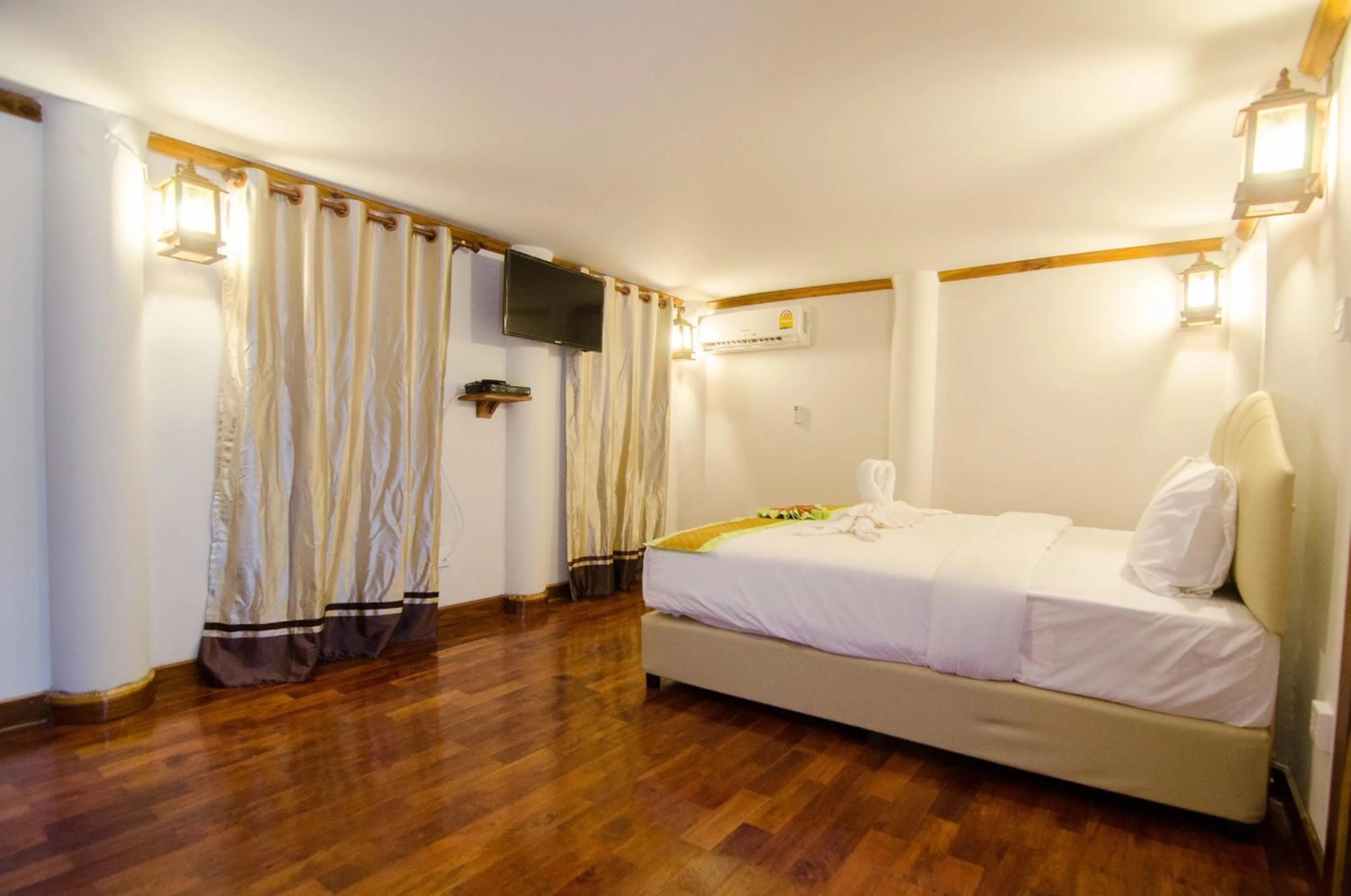 Photo of the whole room, Bed in Phi Phi The Beach Resort