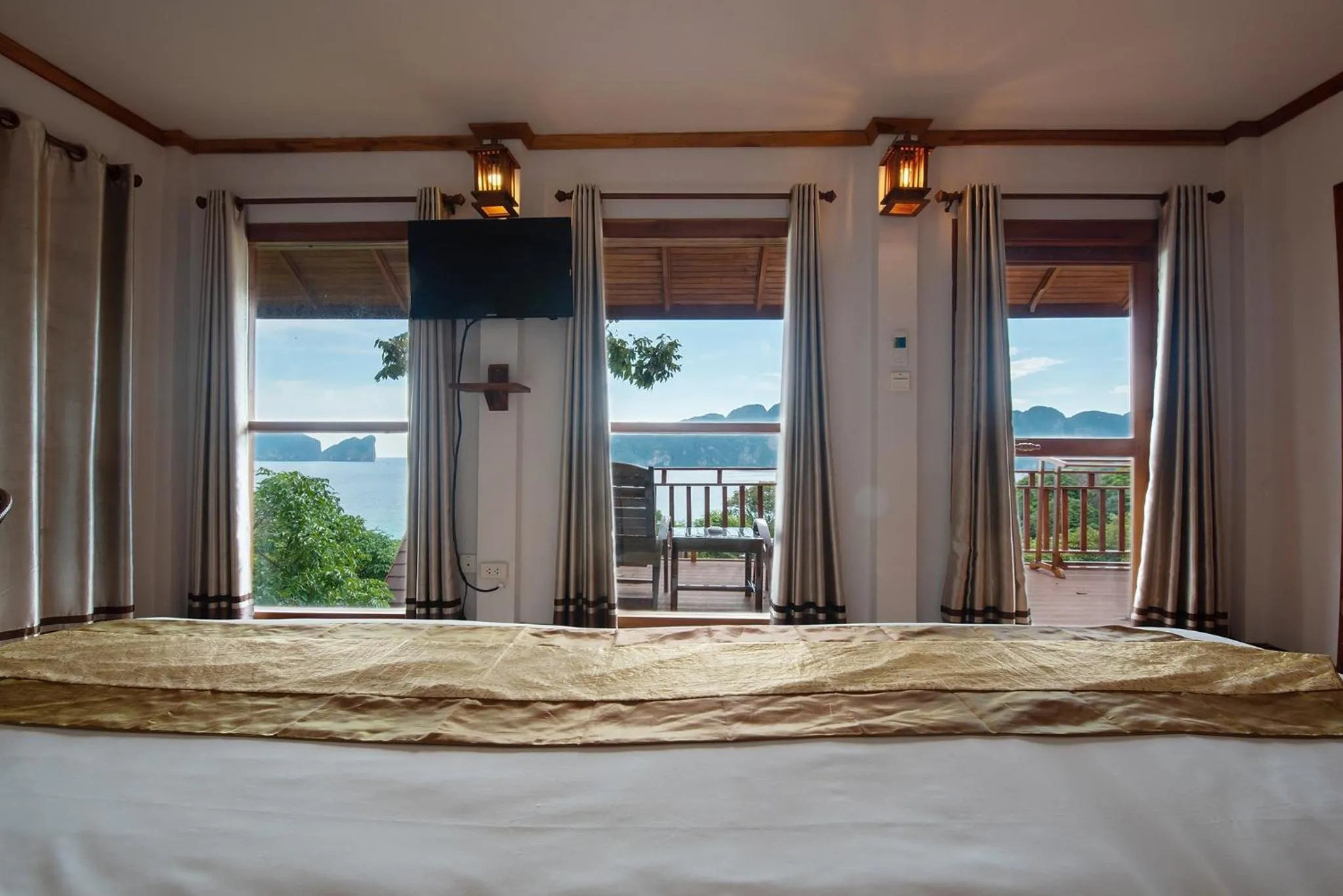 Sea view, Bed in Phi Phi The Beach Resort