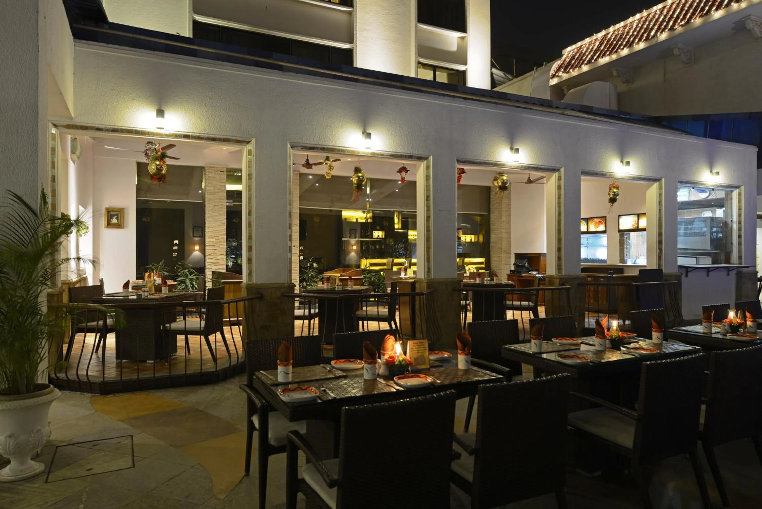 Restaurant/places to eat in Sun-n-Sand Mumbai Juhu Beach