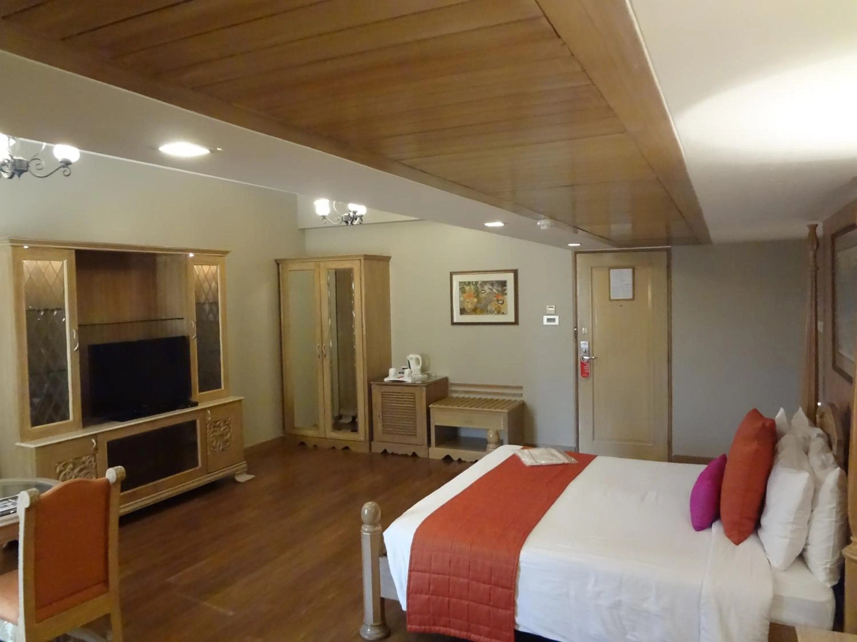 Photo of the whole room, Bed in Sun-n-Sand Mumbai Juhu Beach