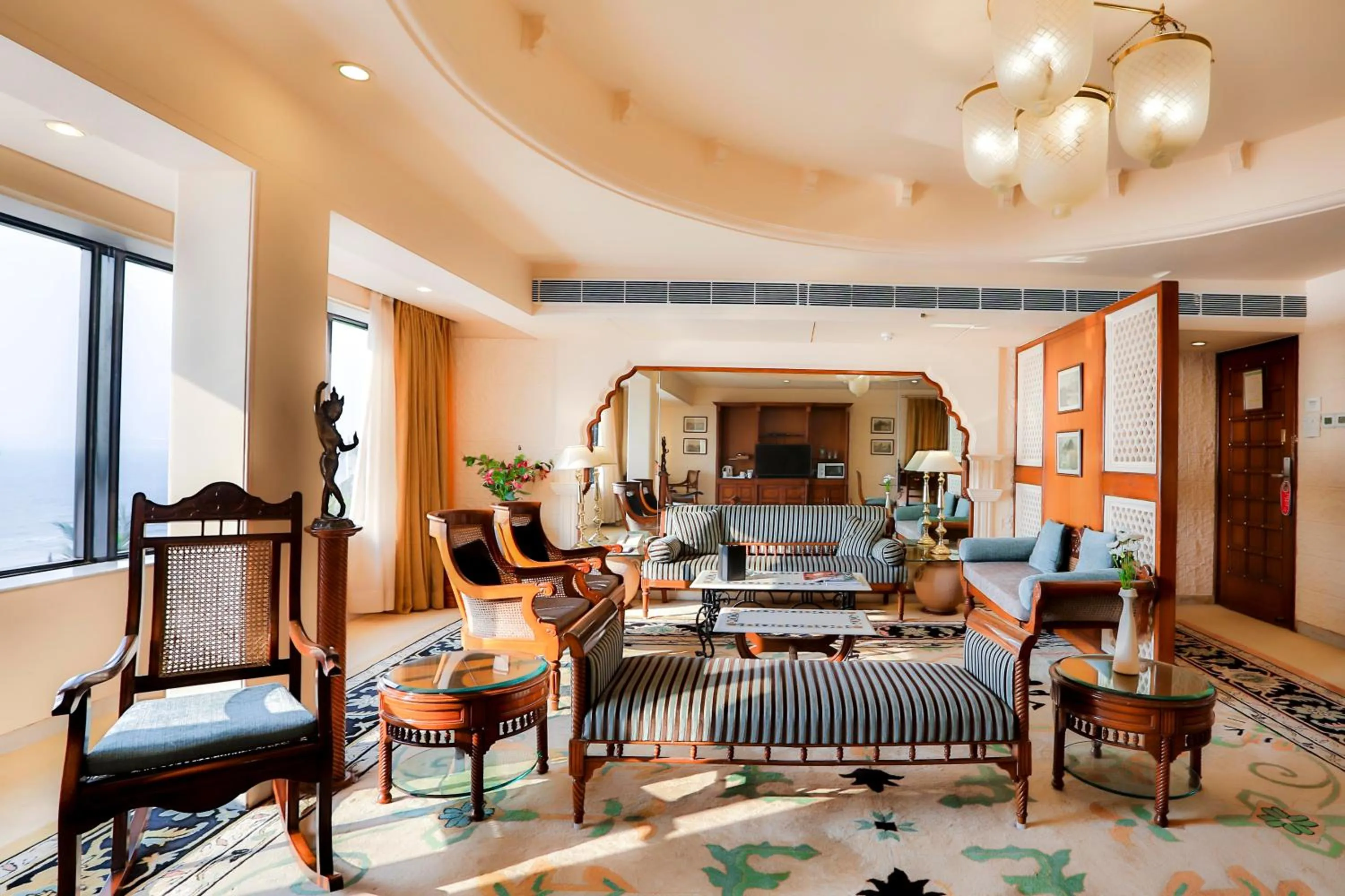 Living room in Sun-n-Sand Mumbai Juhu Beach