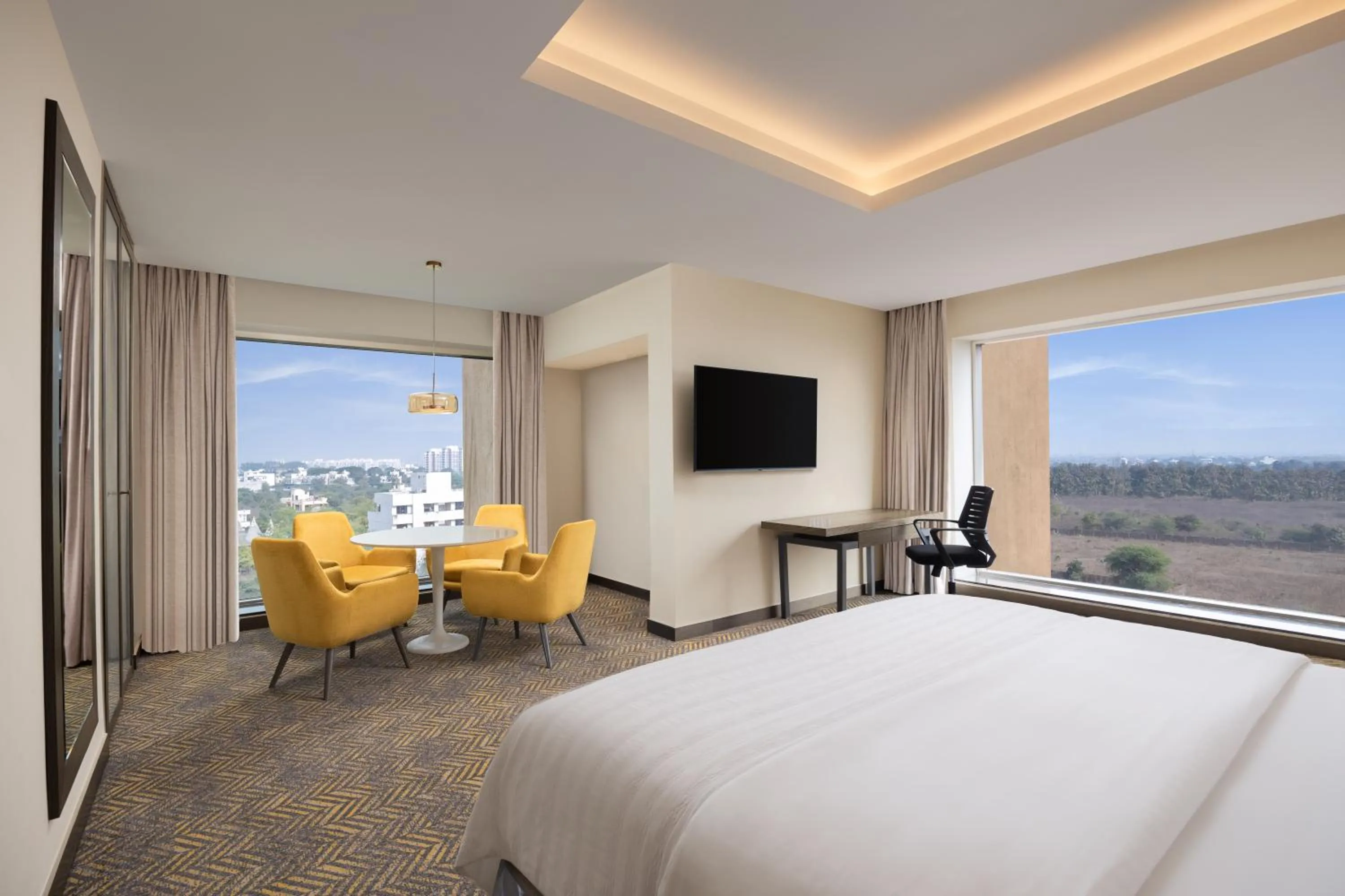 TV and multimedia, Bed in Le Meridien Nagpur