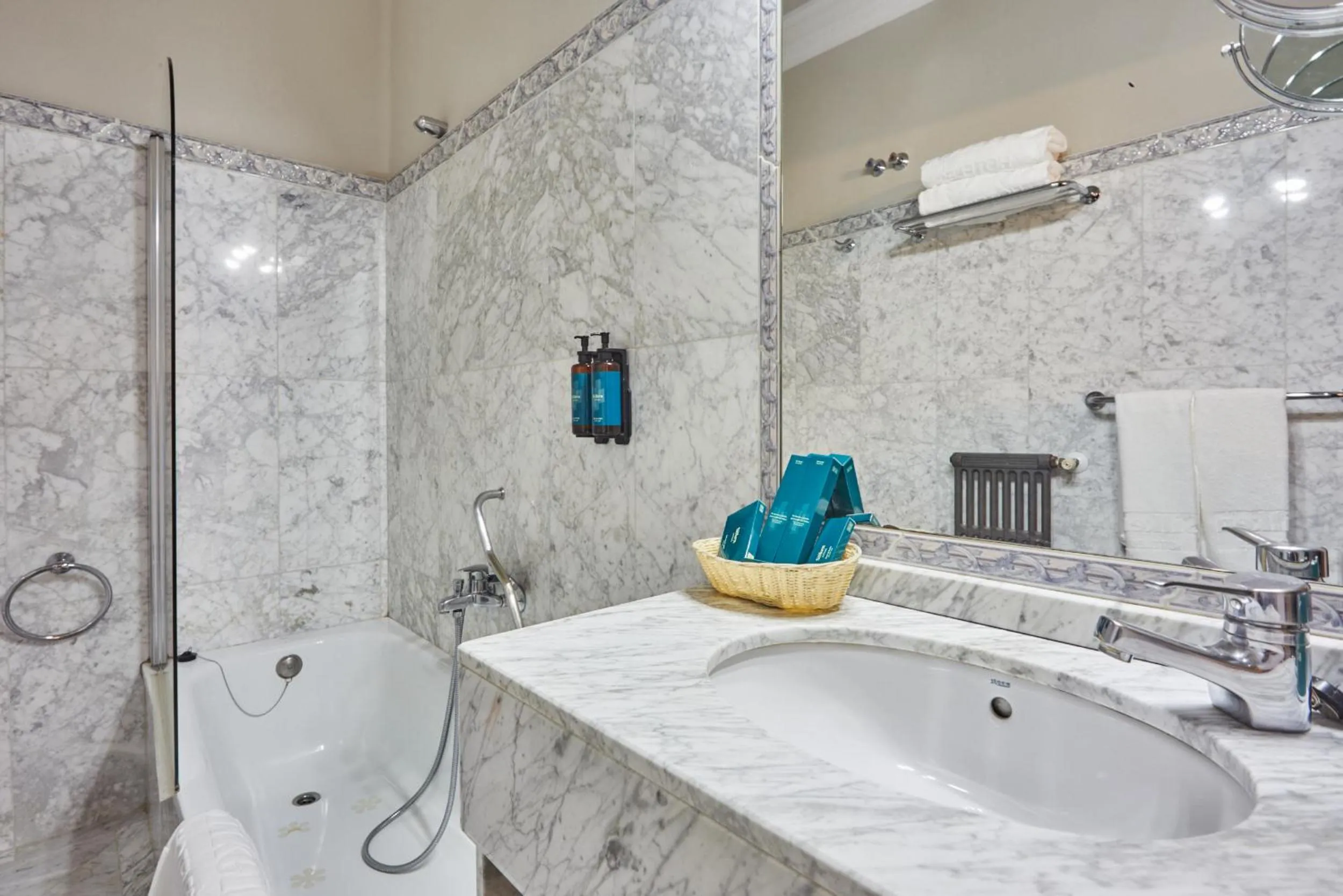 Shower in Silken Gran Hotel del Sella