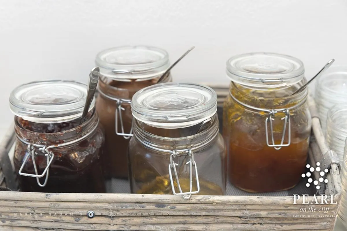 Buffet breakfast in Pearl on the Cliff Hotel & Suites by Pearl Hotel Collection