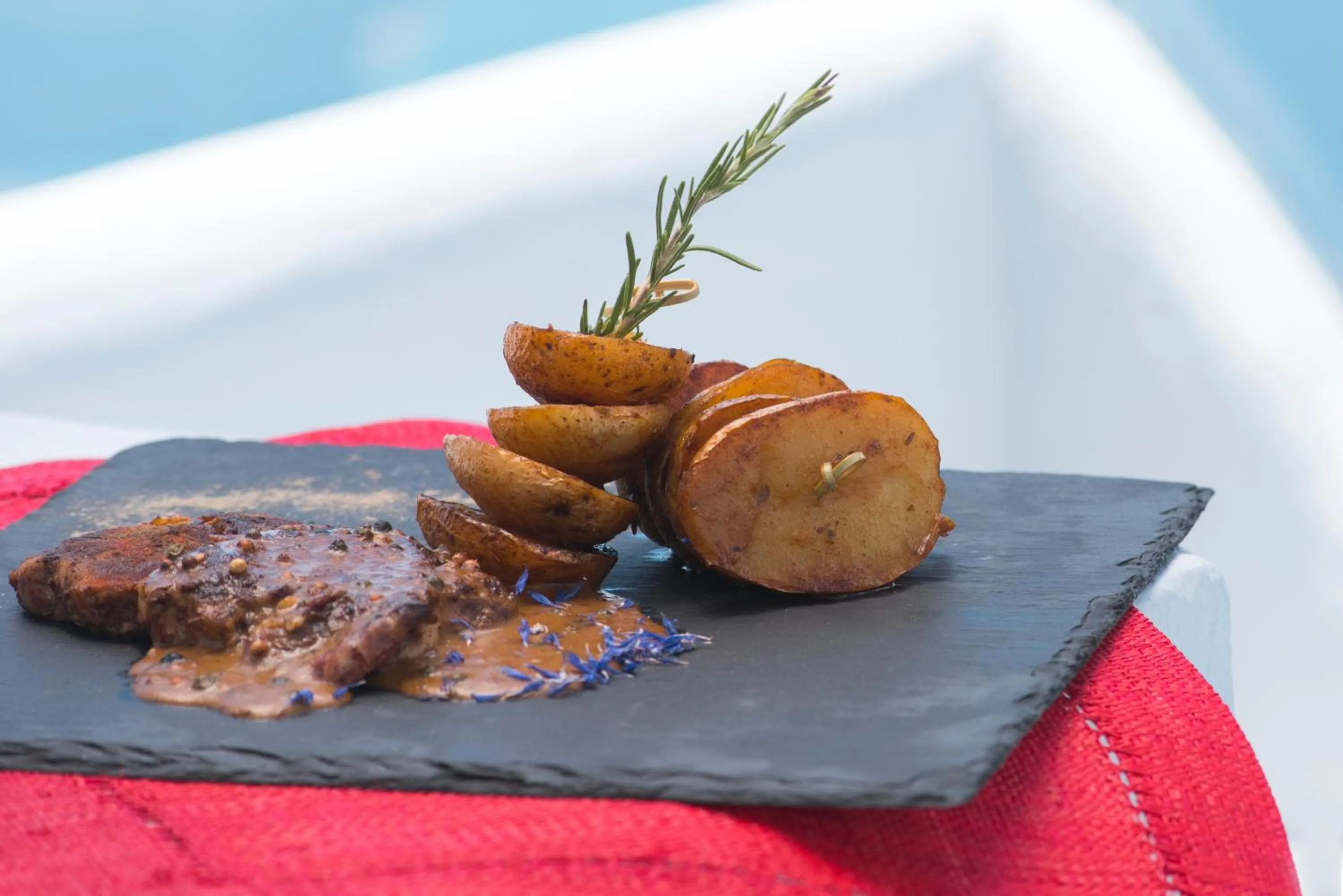 Food and drinks in Pearl on the Cliff Hotel & Suites by Pearl Hotel Collection