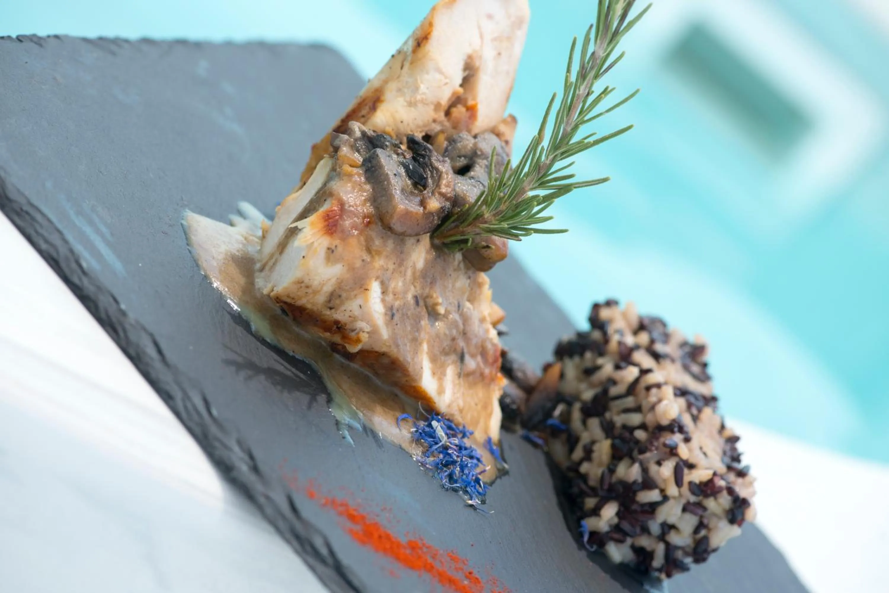 Food and drinks in Pearl on the Cliff Hotel & Suites by Pearl Hotel Collection