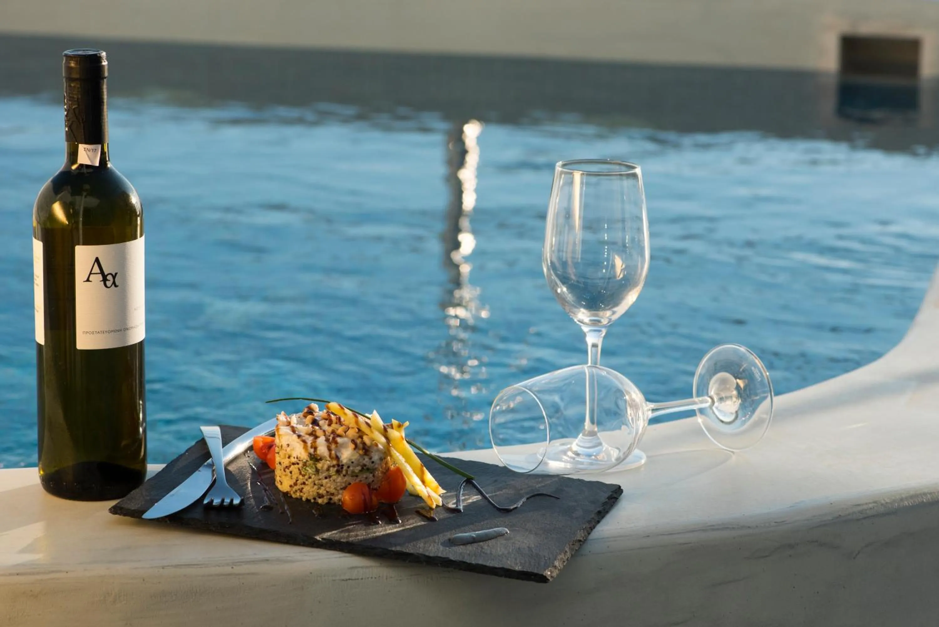 Food and drinks in Pearl on the Cliff Hotel & Suites by Pearl Hotel Collection