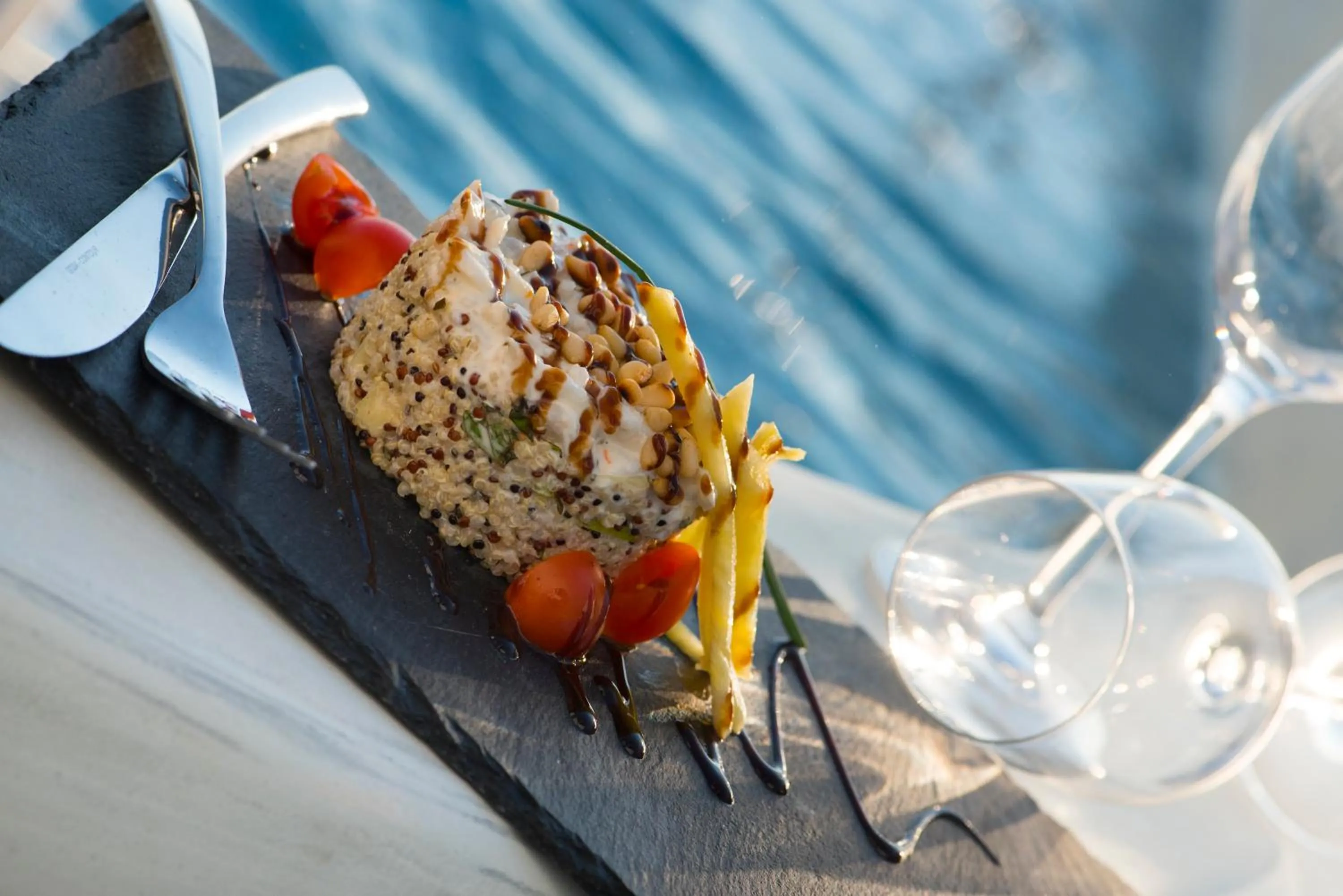 Food and drinks in Pearl on the Cliff Hotel & Suites by Pearl Hotel Collection